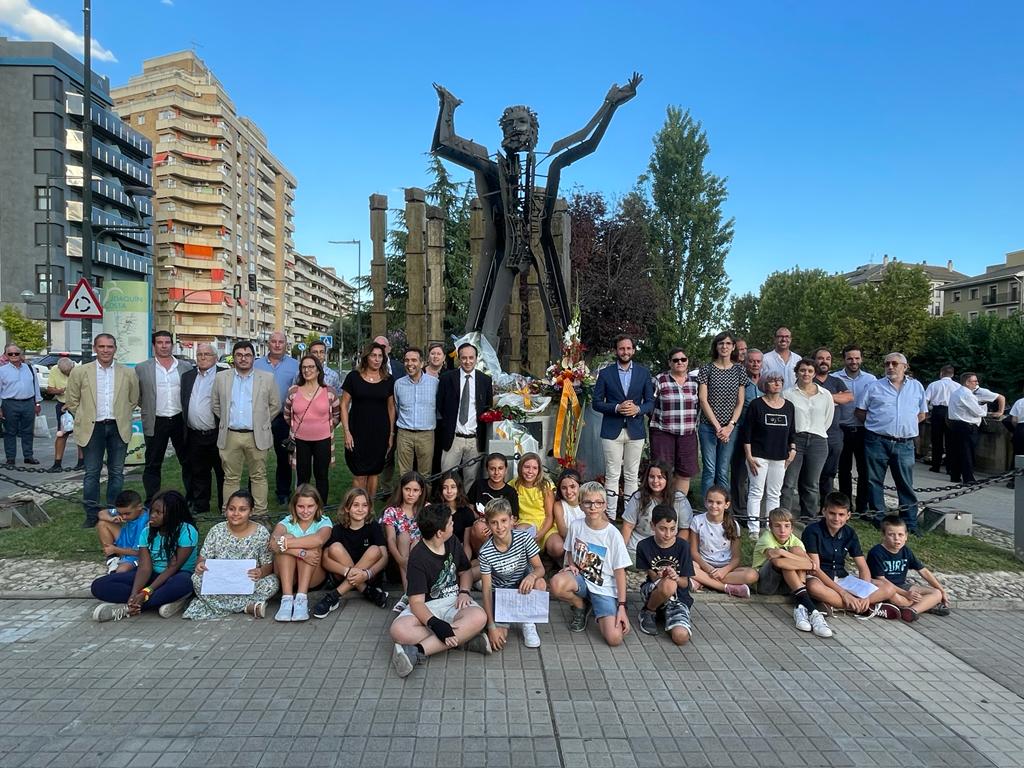 Participantes en el homenaje de Monzón a Costa