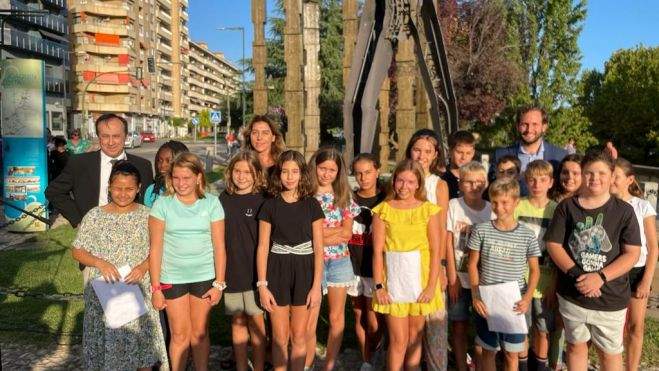 Alumnos del colegio Joaquín Costa que han participado en el homenaje