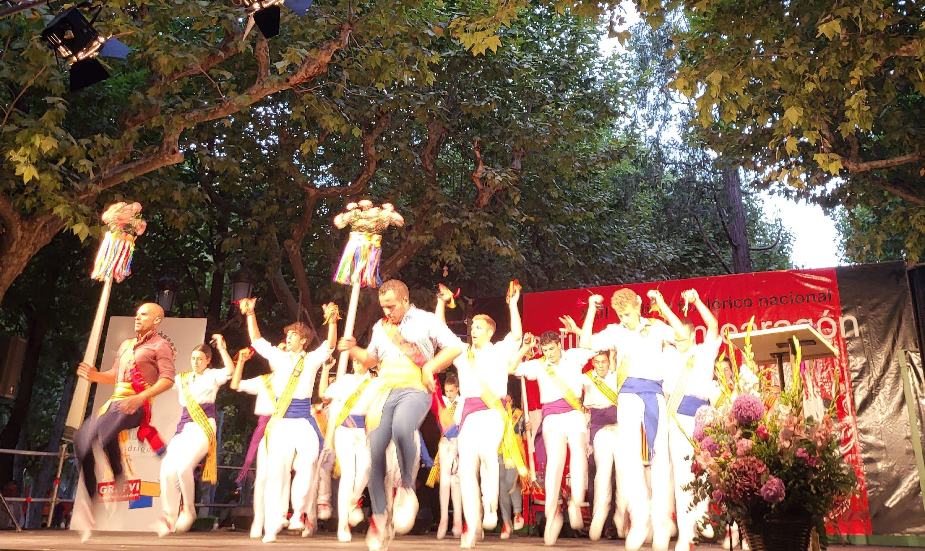 En la actualidad, el atuendo de los danzantes se compone de camisa, pantalón y zapatillas blancas junto a la faja (azul o morada, según su posición) y la banda con la bandera de Aragón sobre la que luce bordado el escudo de Boquiñeni. 