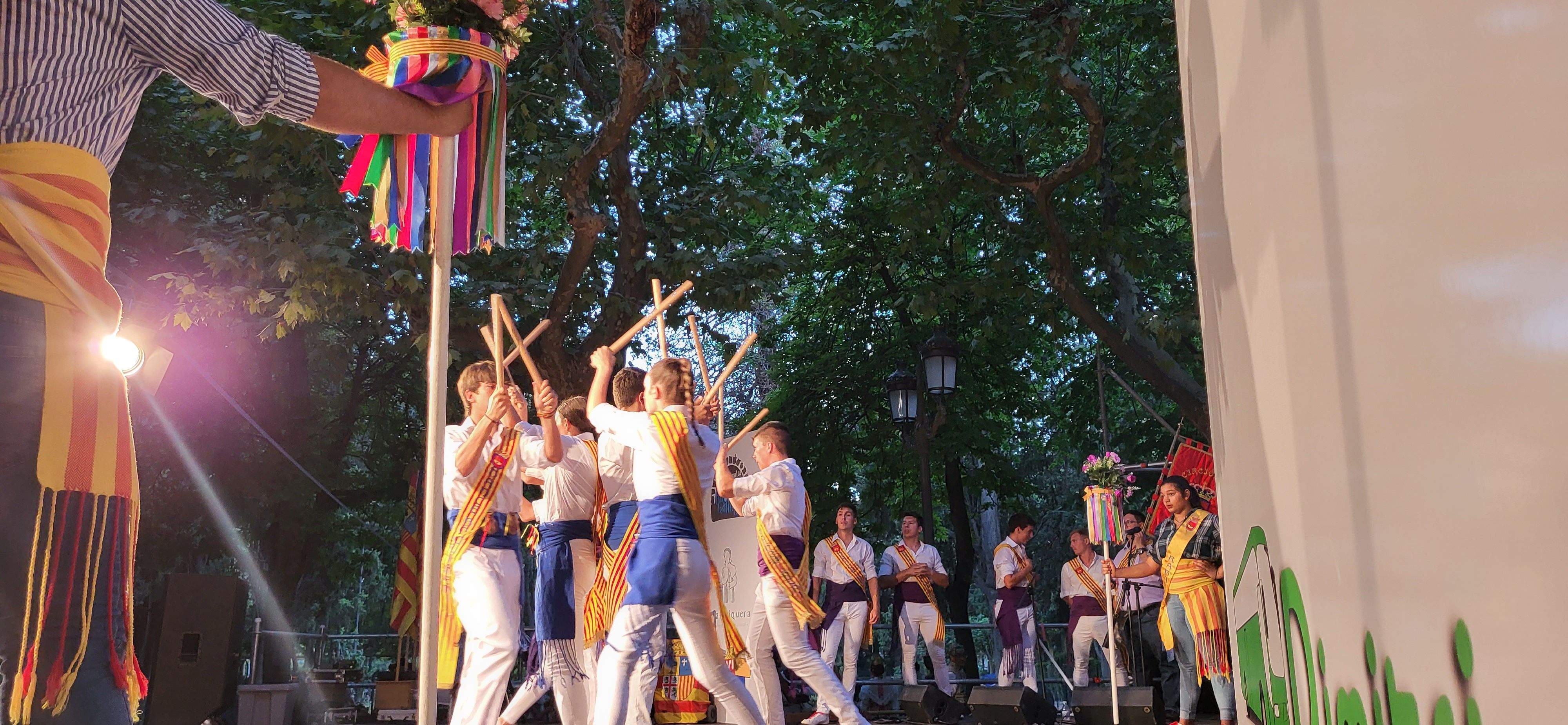 Diferente visten el mayoral y el ramadán quienes llevan camisa azul o de cuadros y pantalón azul y, generalmente faja roja o amarilla y banda monocolor.  