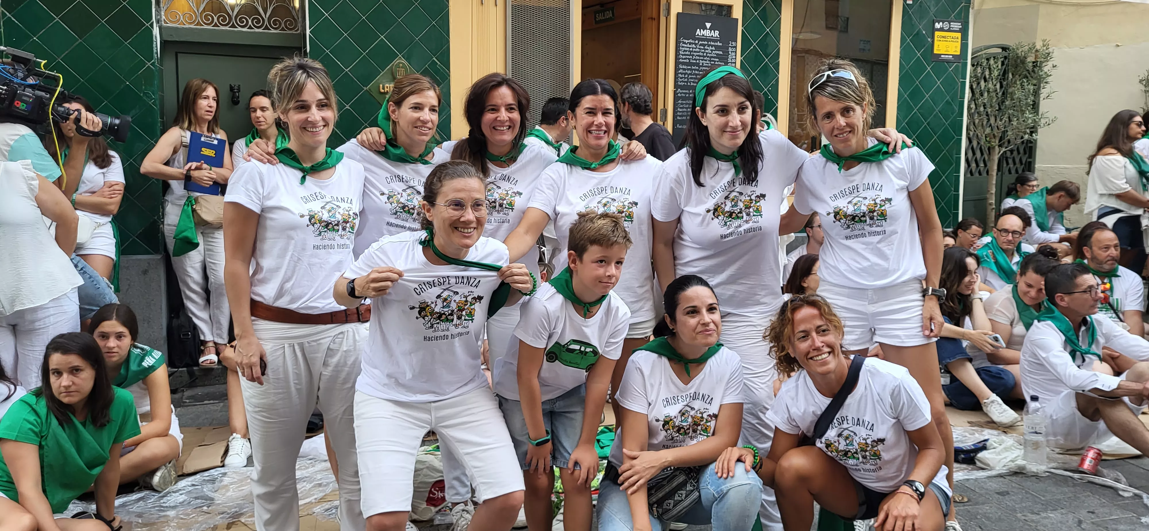 Los oscenses esperan a los Danzantes de Huesca. Foto: Mercedes Manterola