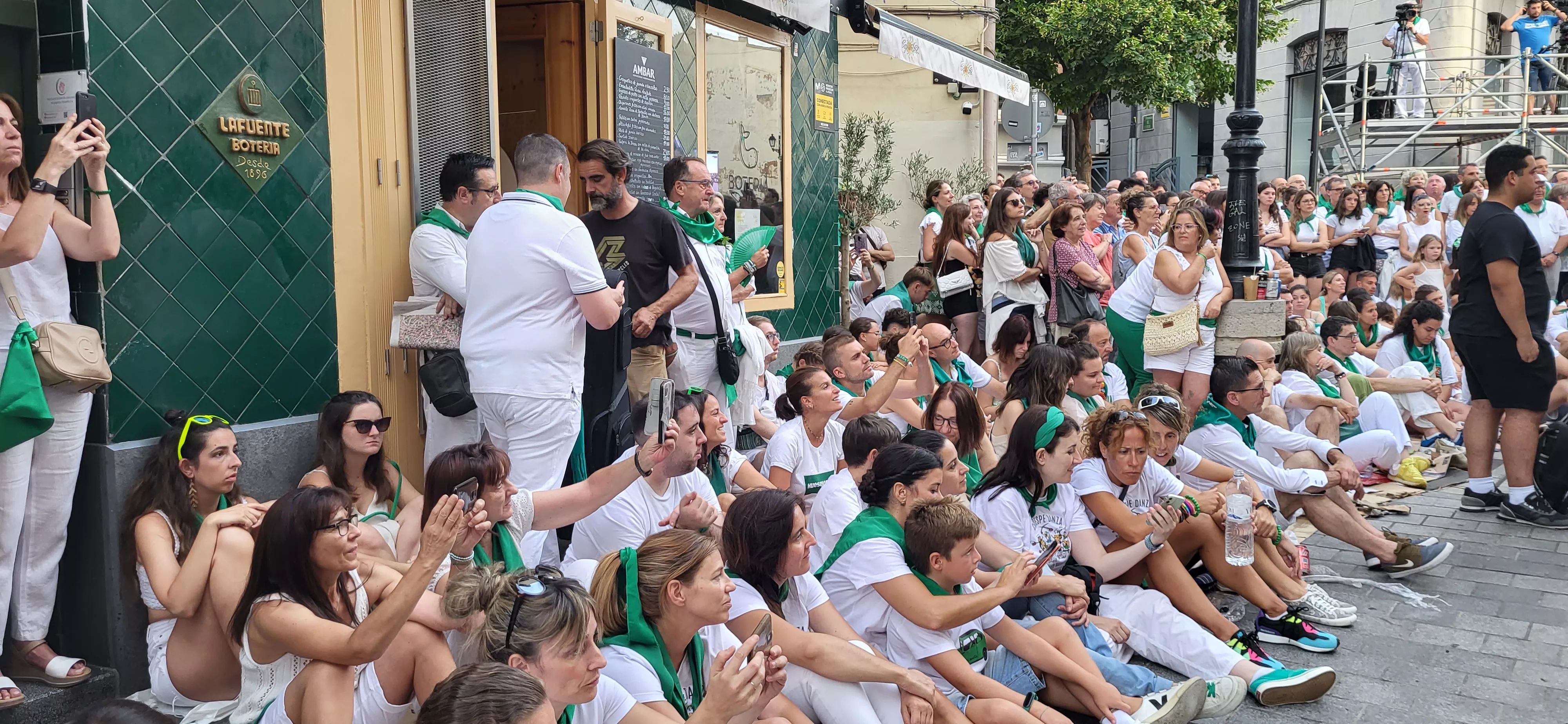 Los oscenses esperan a los Danzantes de Huesca. Foto: Mercedes Manterola