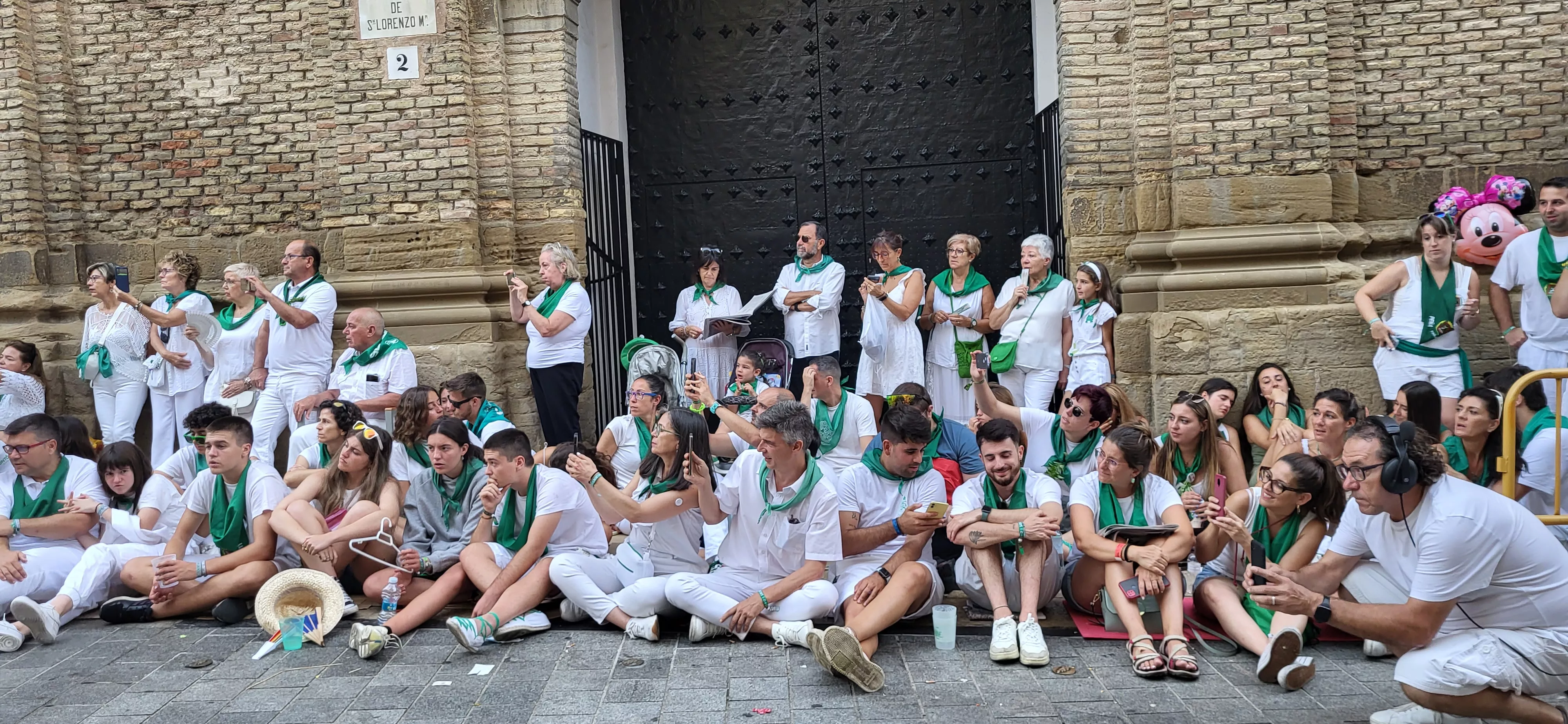 Los oscenses esperan a los Danzantes de Huesca. Foto: Mercedes Manterola