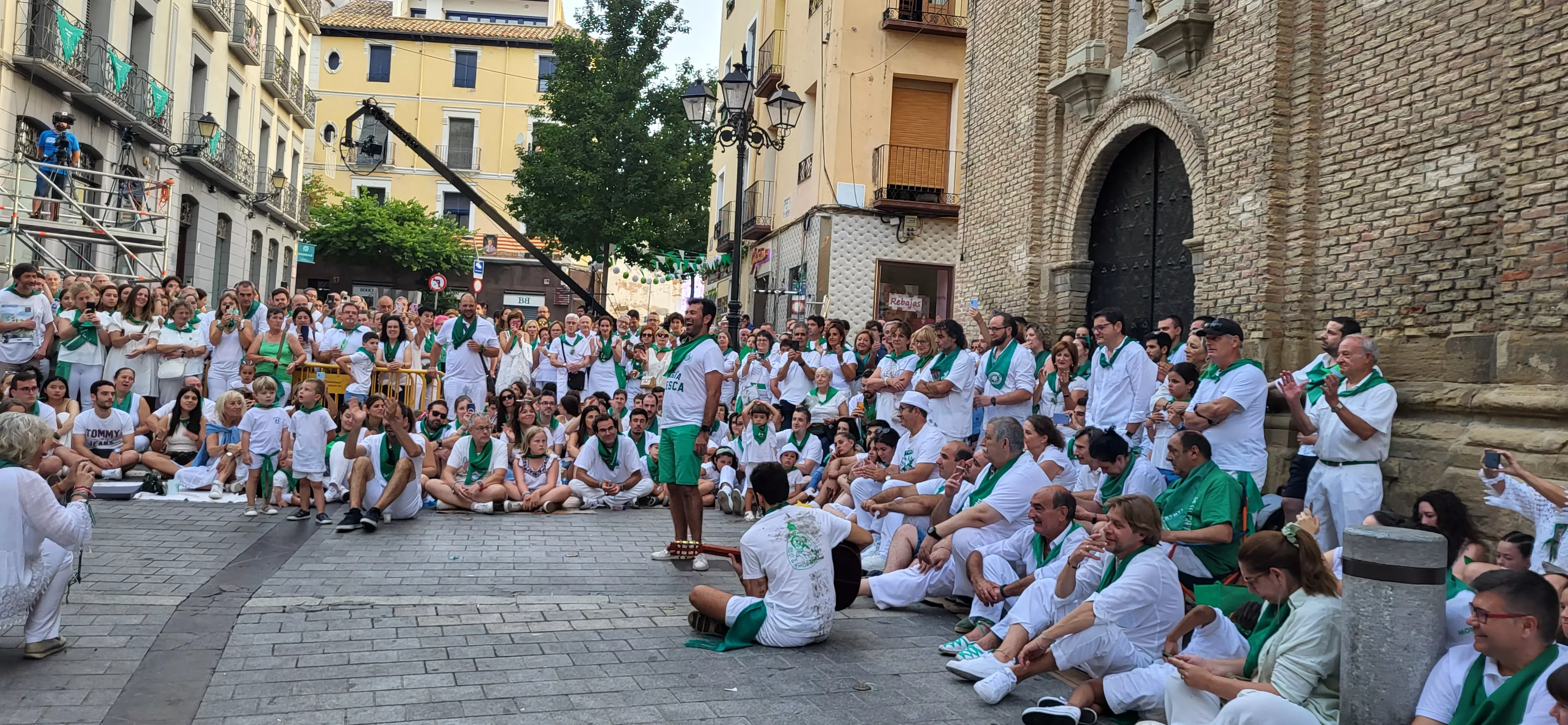 Román canta una jota en la plaza San Lorenzo. Foto: Mercedes Manterola