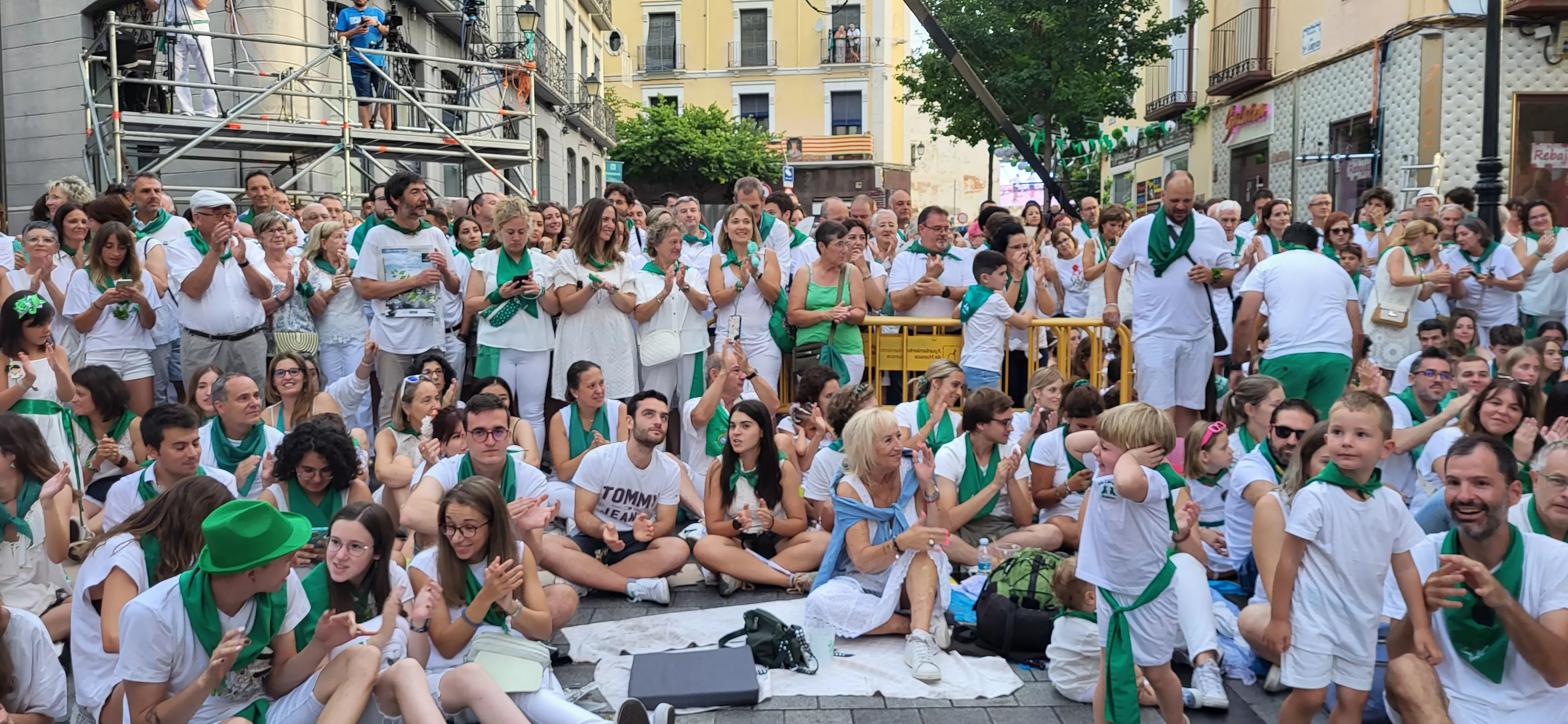 Los oscenses esperan a los Danzantes de Huesca. Foto: Mercedes Manterola