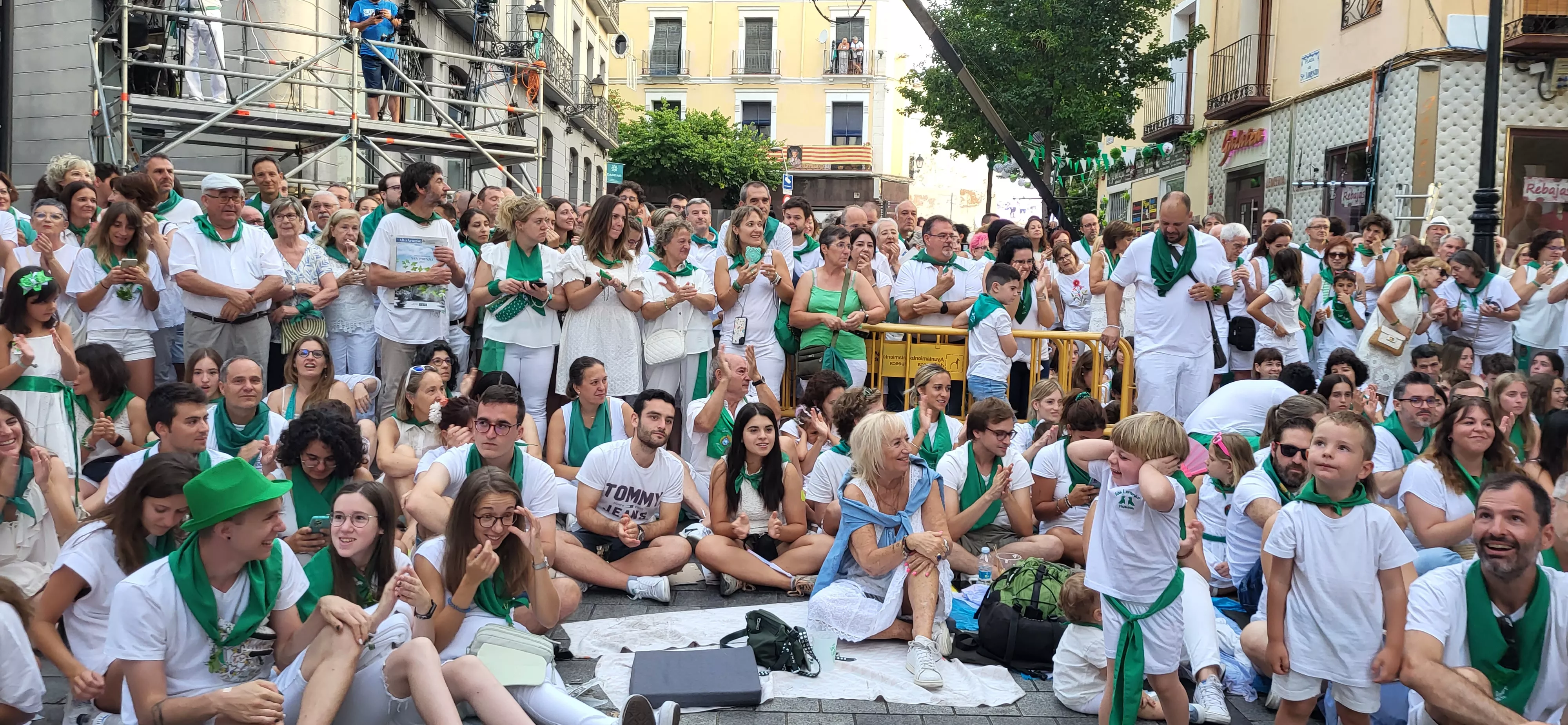 Los oscenses esperan a los Danzantes de Huesca. Foto: Mercedes Manterola