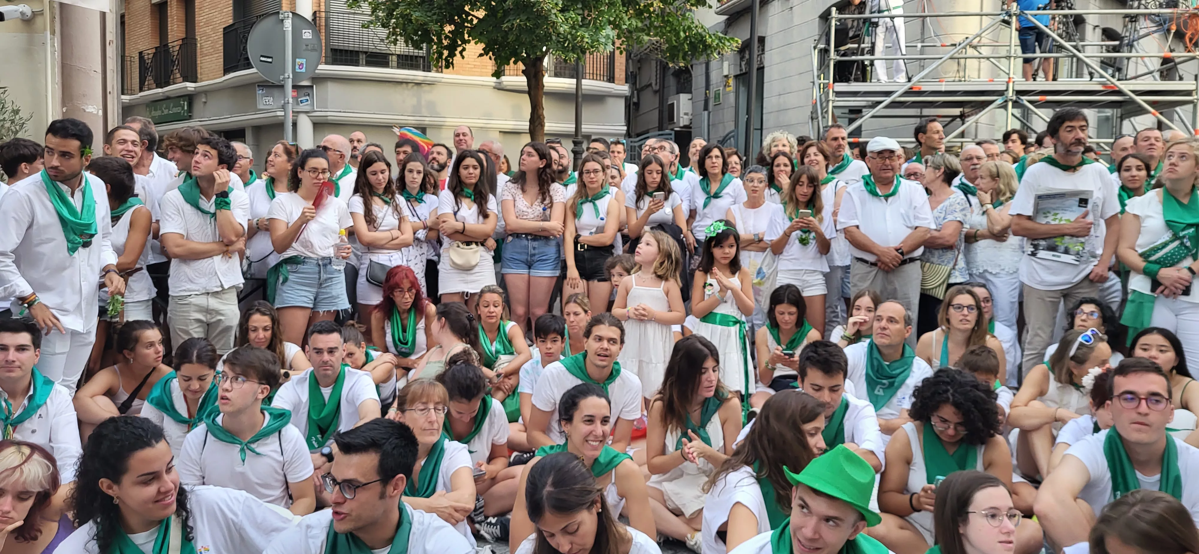 Los oscenses esperan a los Danzantes de Huesca. Foto: Mercedes Manterola