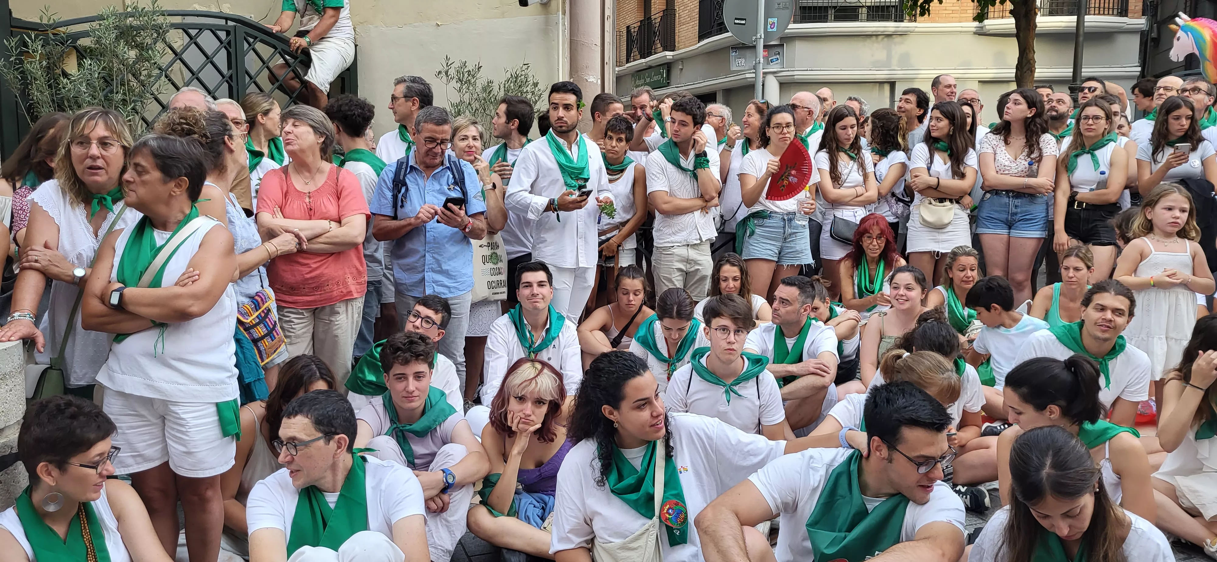 Los oscenses esperan a los Danzantes de Huesca. Foto: Mercedes Manterola