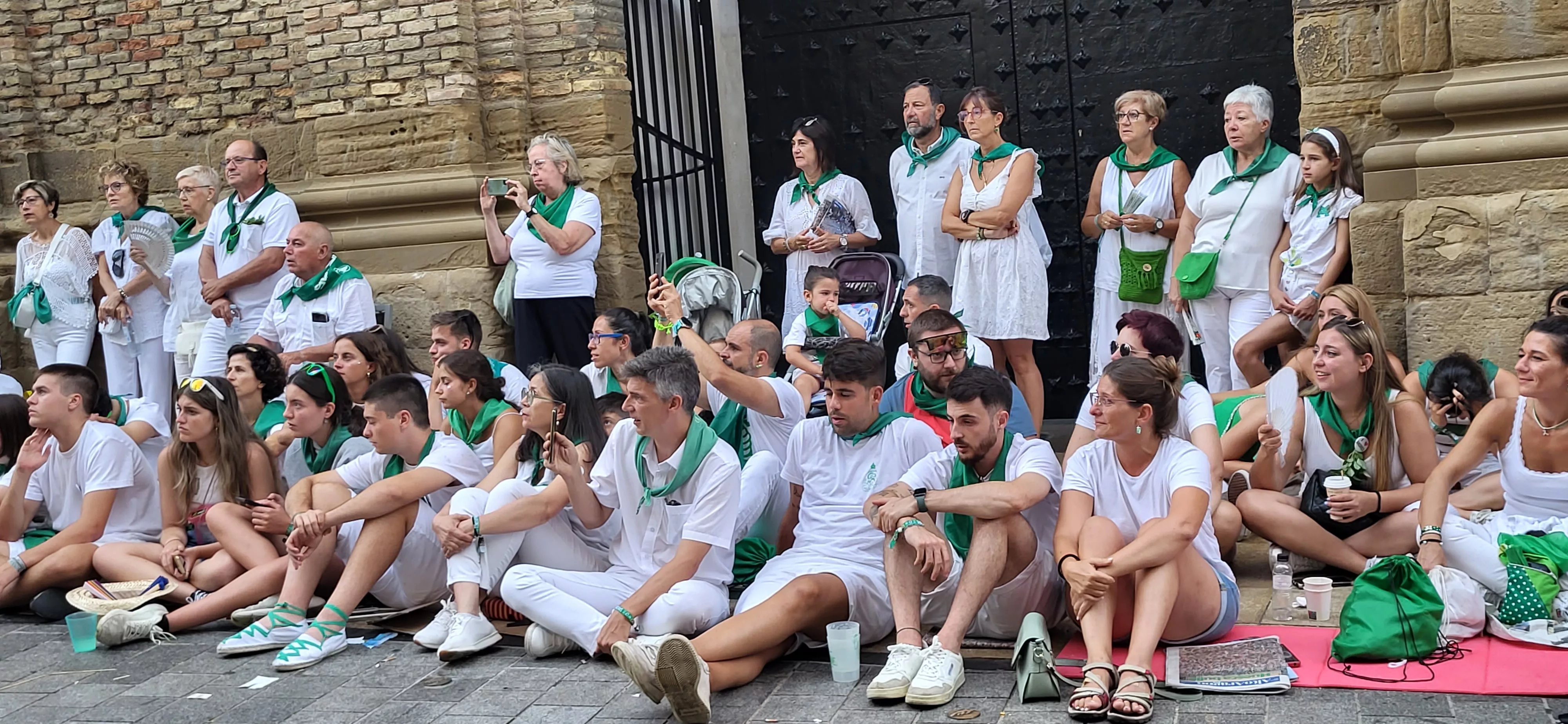 Los oscenses esperan a los Danzantes de Huesca. Foto: Mercedes Manterola