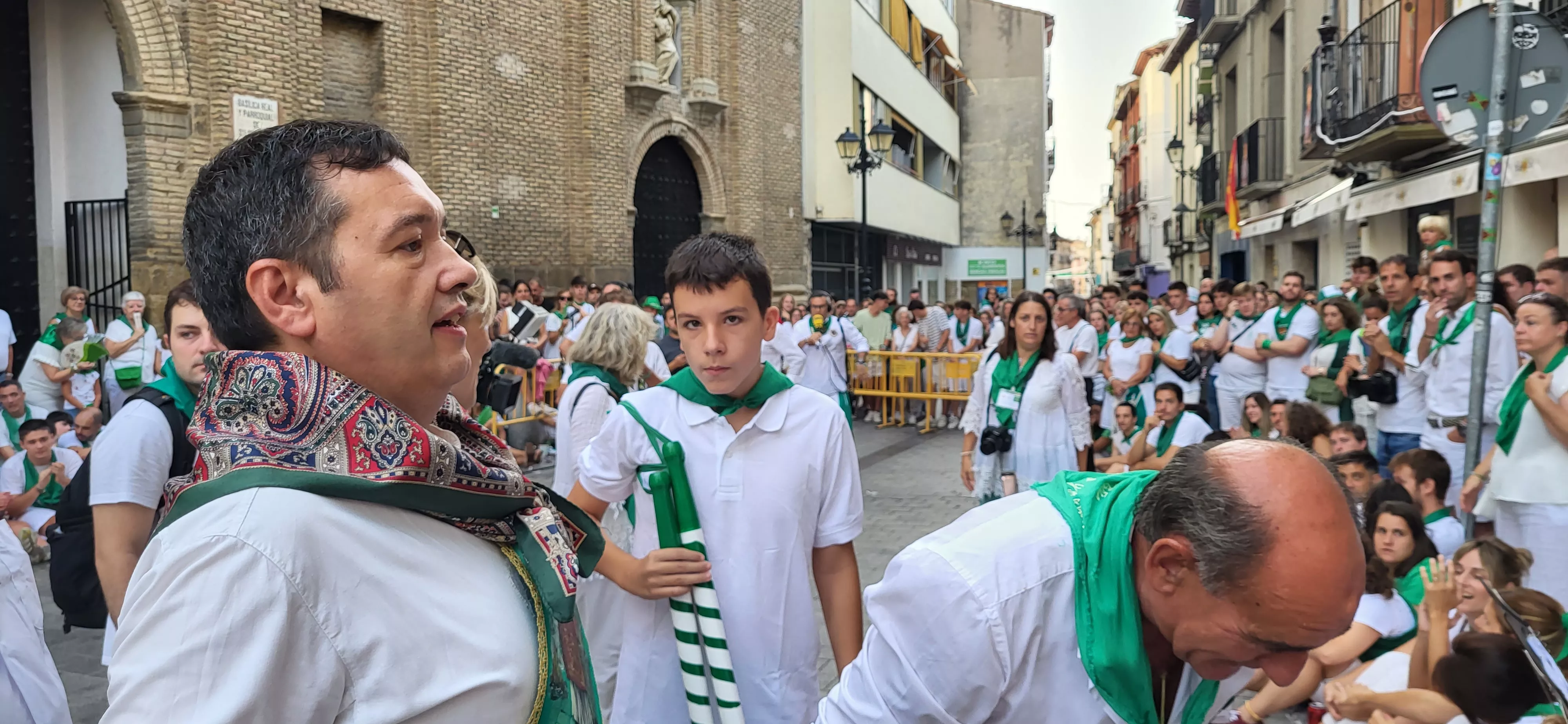 Los oscenses esperan a los Danzantes de Huesca. Foto: Mercedes Manterola