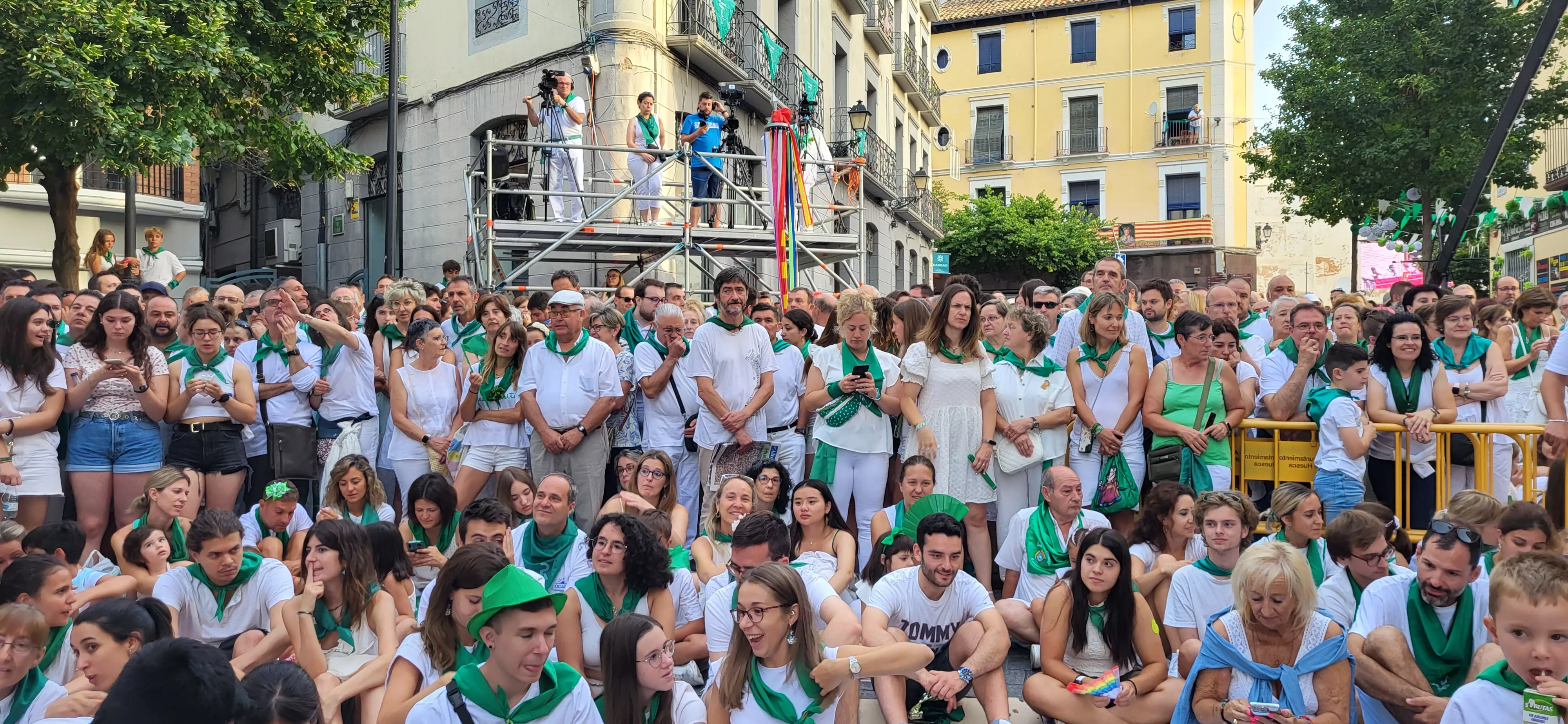 Los oscenses esperan a los Danzantes de Huesca. Foto: Mercedes Manterola