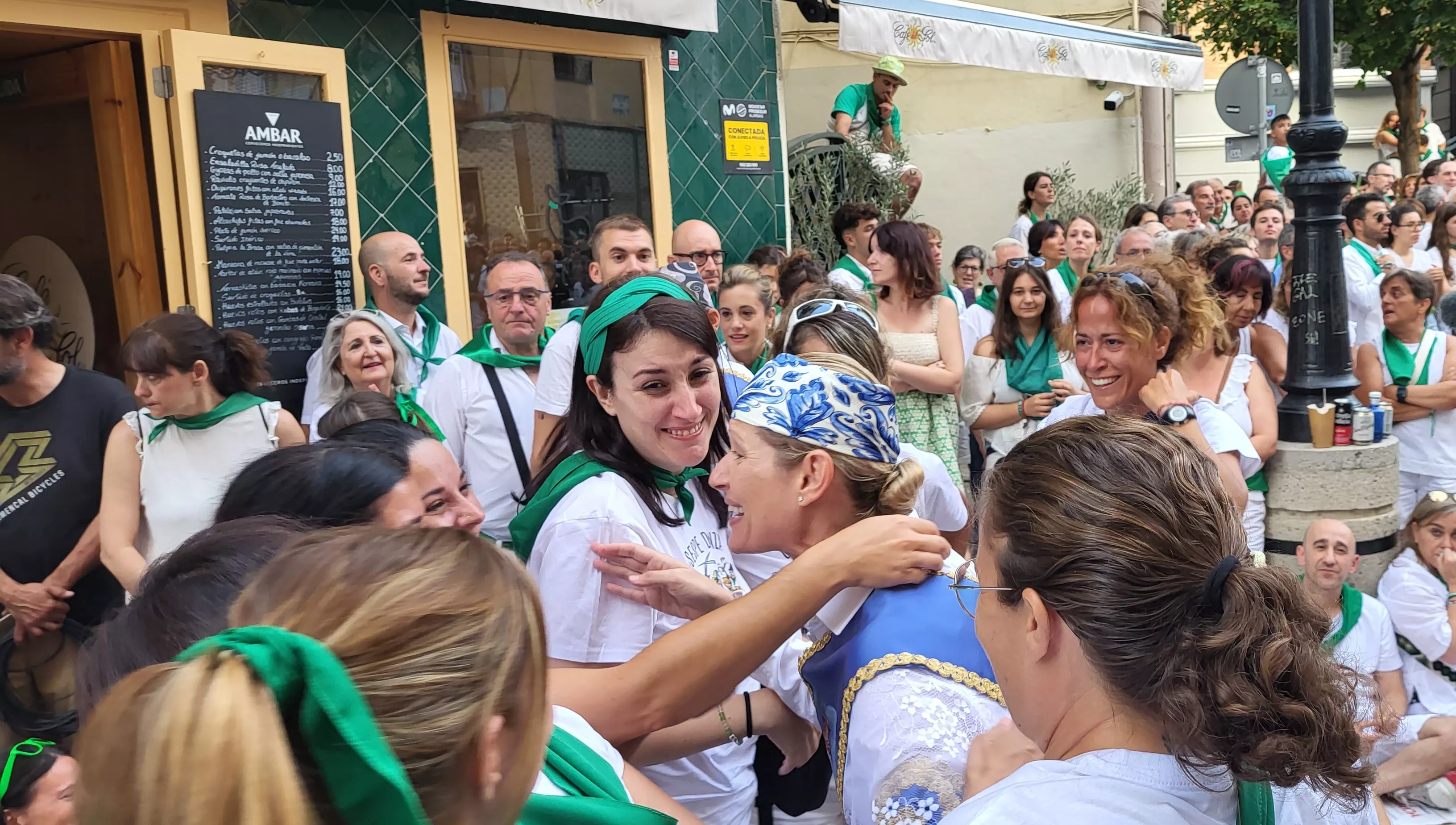 Cristina Esperanza saluda a unas amigas en la plaza San Lorenzo. Foto: Mercedes Manterola