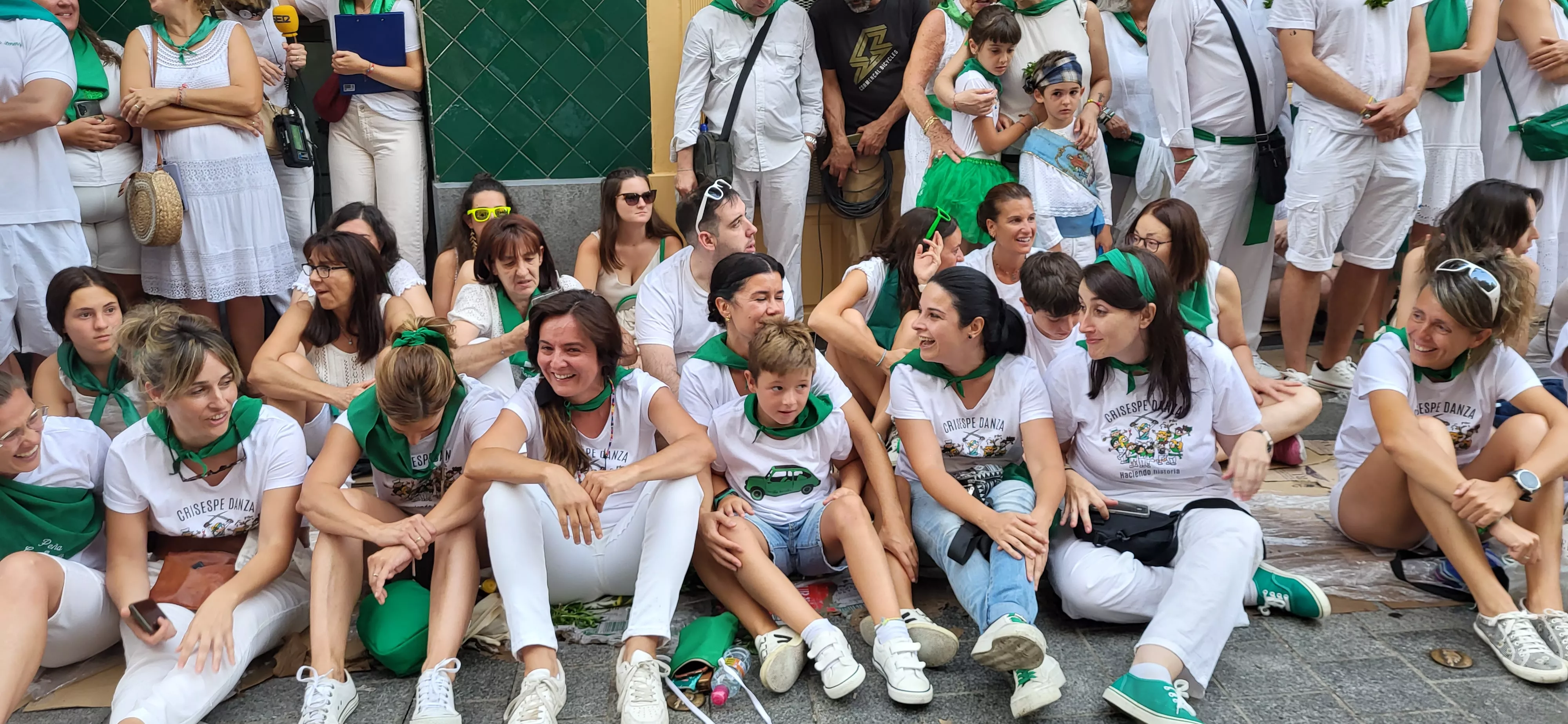Los oscenses esperan a los Danzantes de Huesca. Foto: Mercedes Manterola