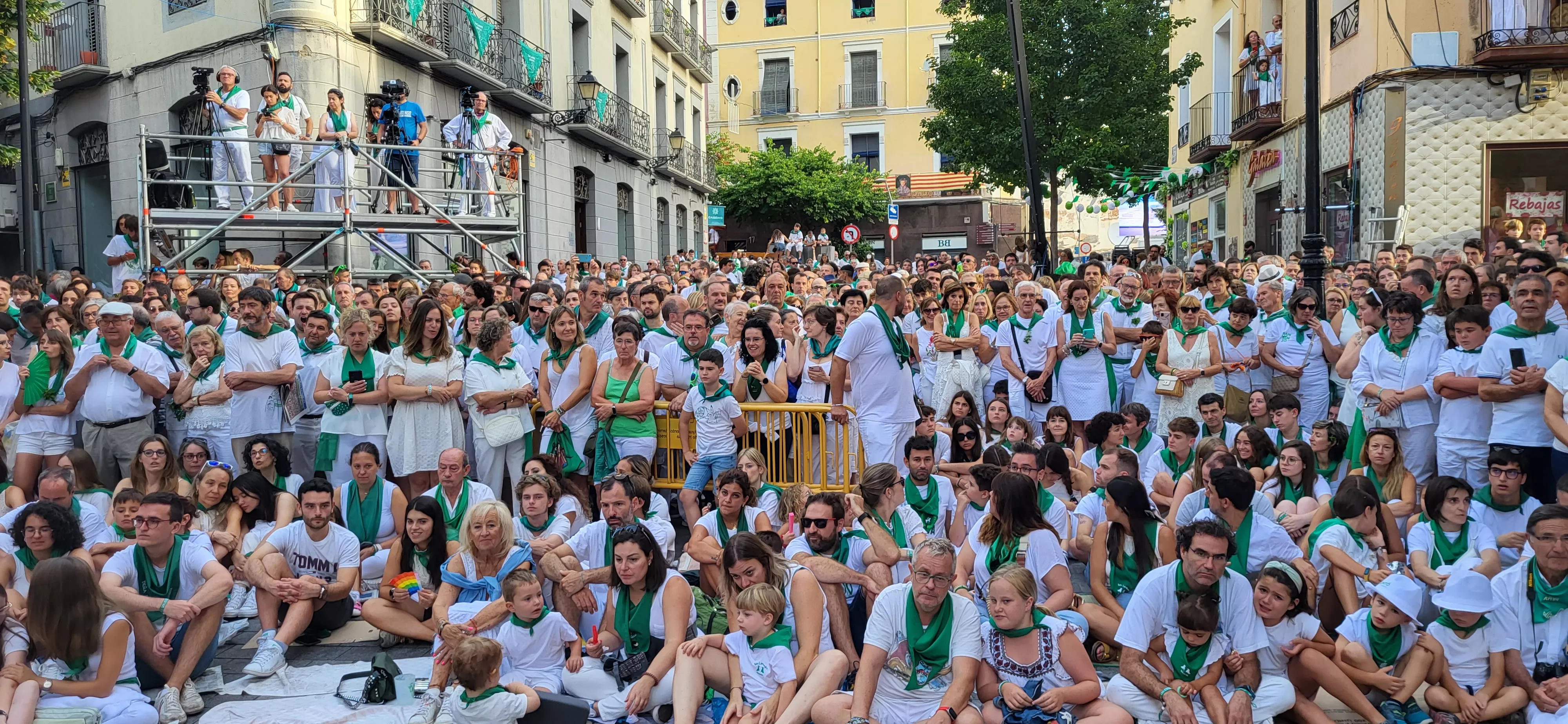 Los oscenses esperan a los Danzantes de Huesca. Foto: Mercedes Manterola