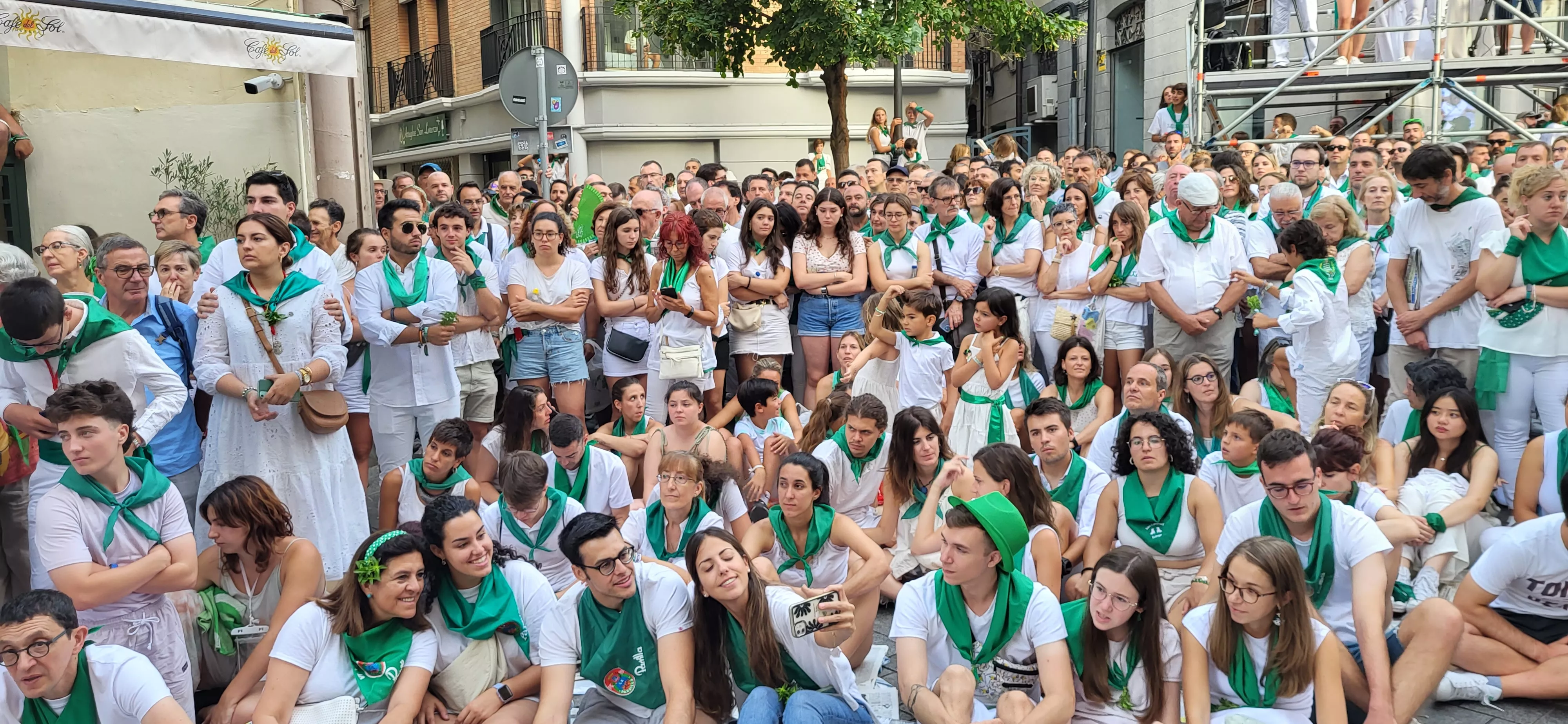 Los oscenses esperan a los Danzantes de Huesca. Foto: Mercedes Manterola