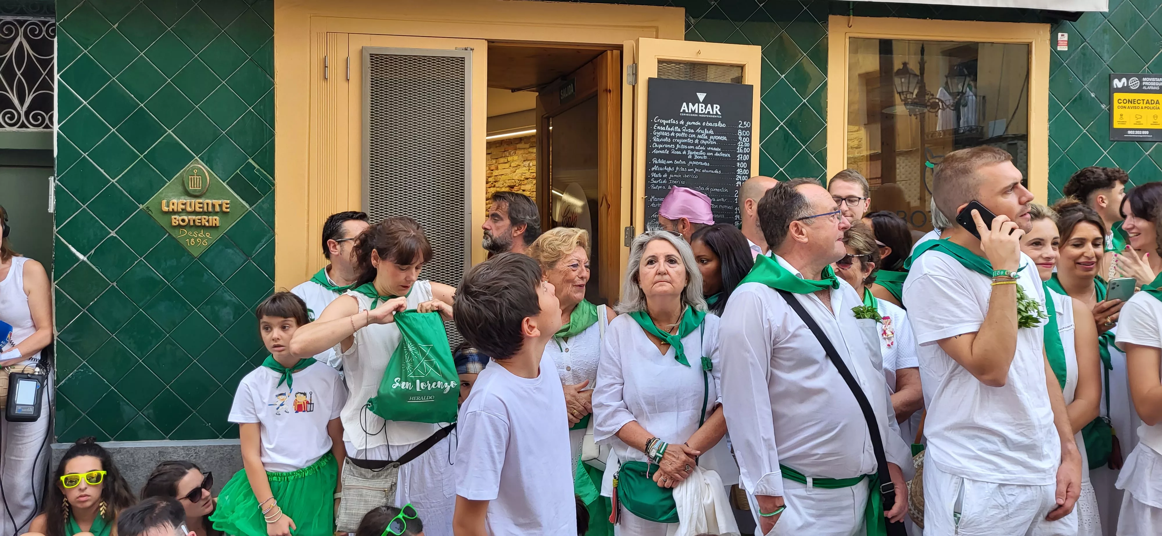 Los oscenses esperan a los Danzantes de Huesca. Foto: Mercedes Manterola
