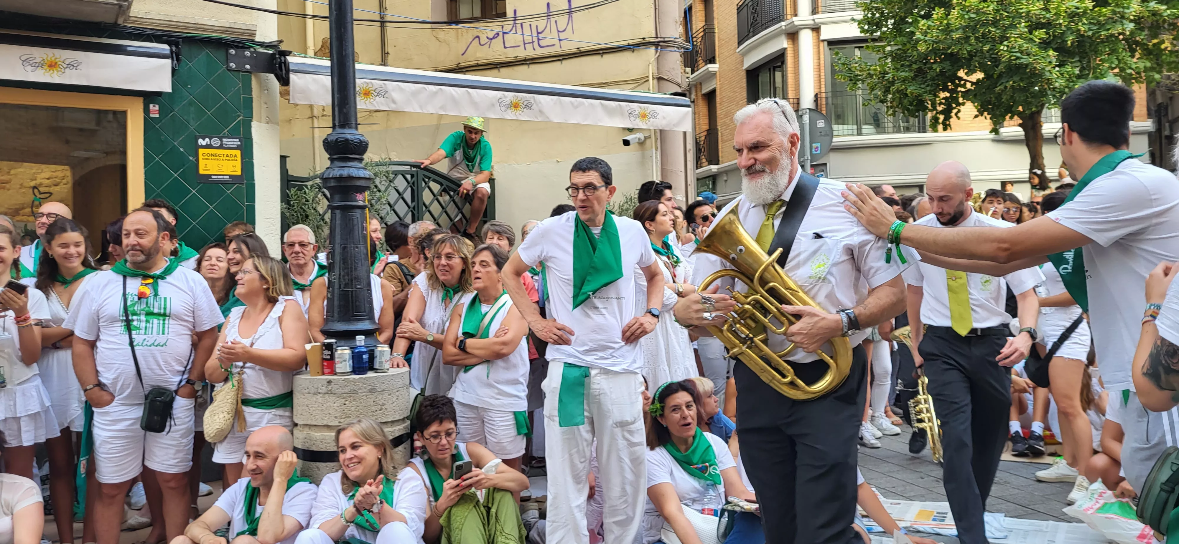 Los oscenses esperan a los Danzantes de Huesca. Foto: Mercedes Manterola