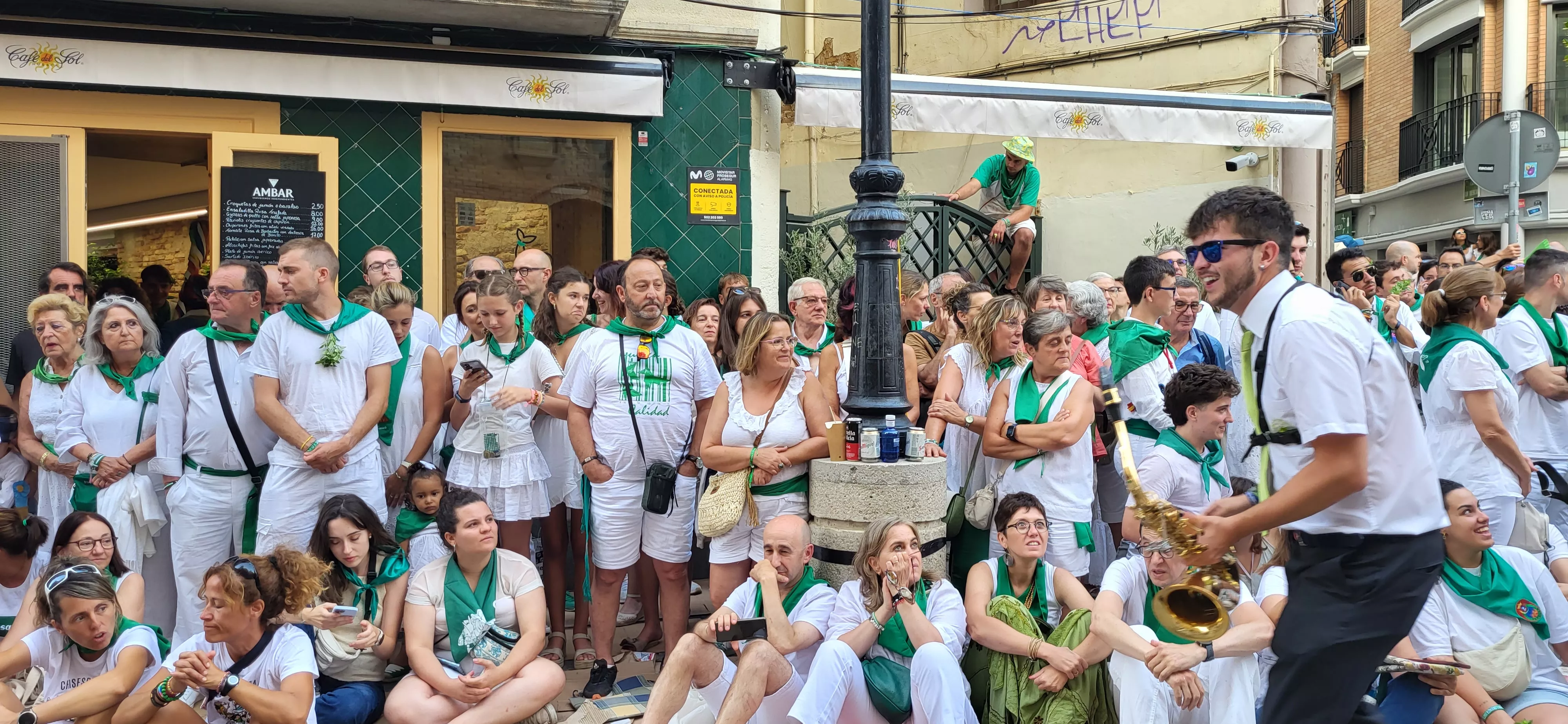 Los oscenses esperan a los Danzantes de Huesca. Foto: Mercedes Manterola