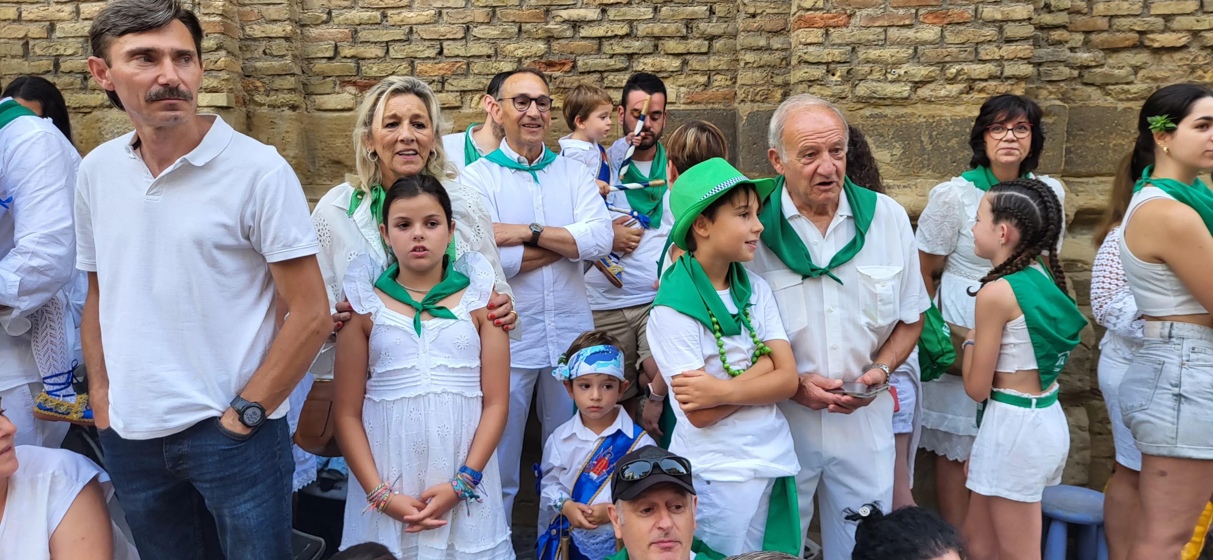 Los oscenses esperan a los Danzantes de Huesca. Foto: Mercedes Manterola
