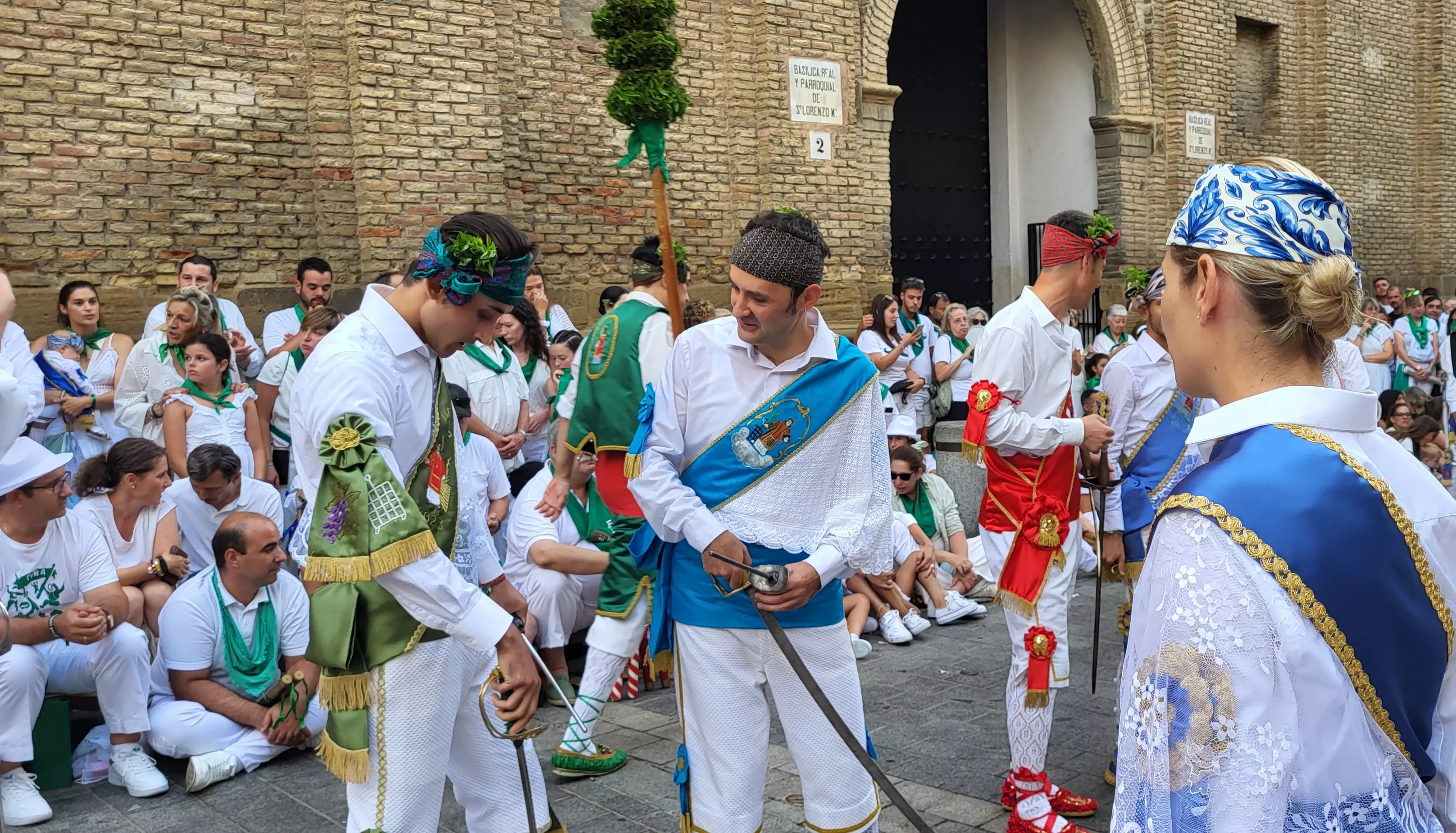 Primer baile de los Danzantes ante la basílica de San Lorenzo en 2023. Foto: Mercedes Manterola