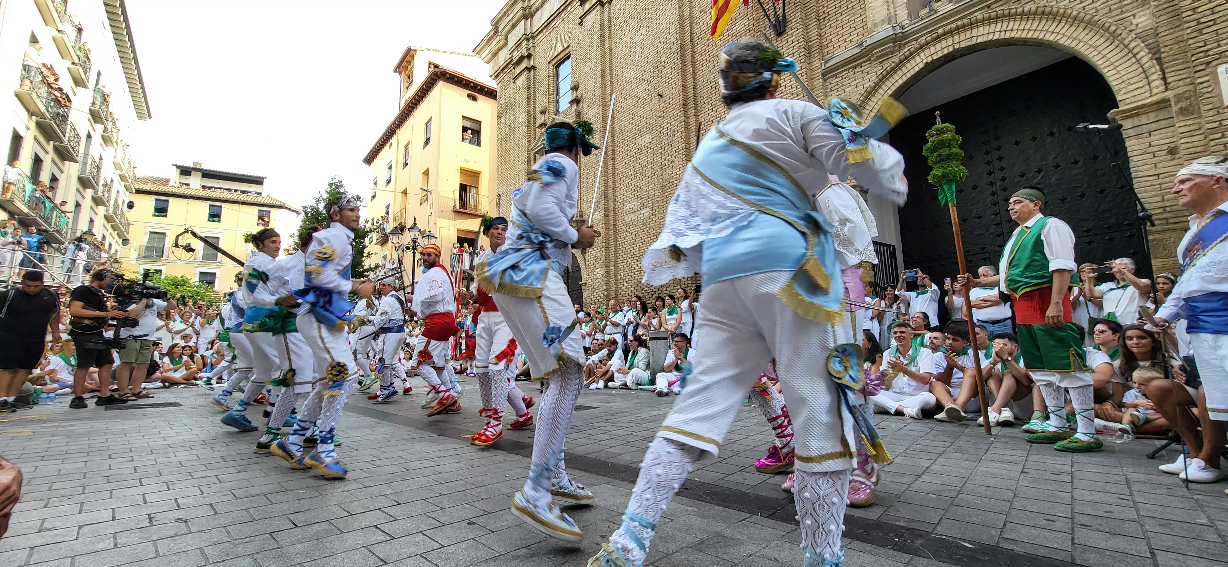 Primer baile de los Danzantes ante la basílica de San Lorenzo en 2023. Foto: Mercedes Manterola