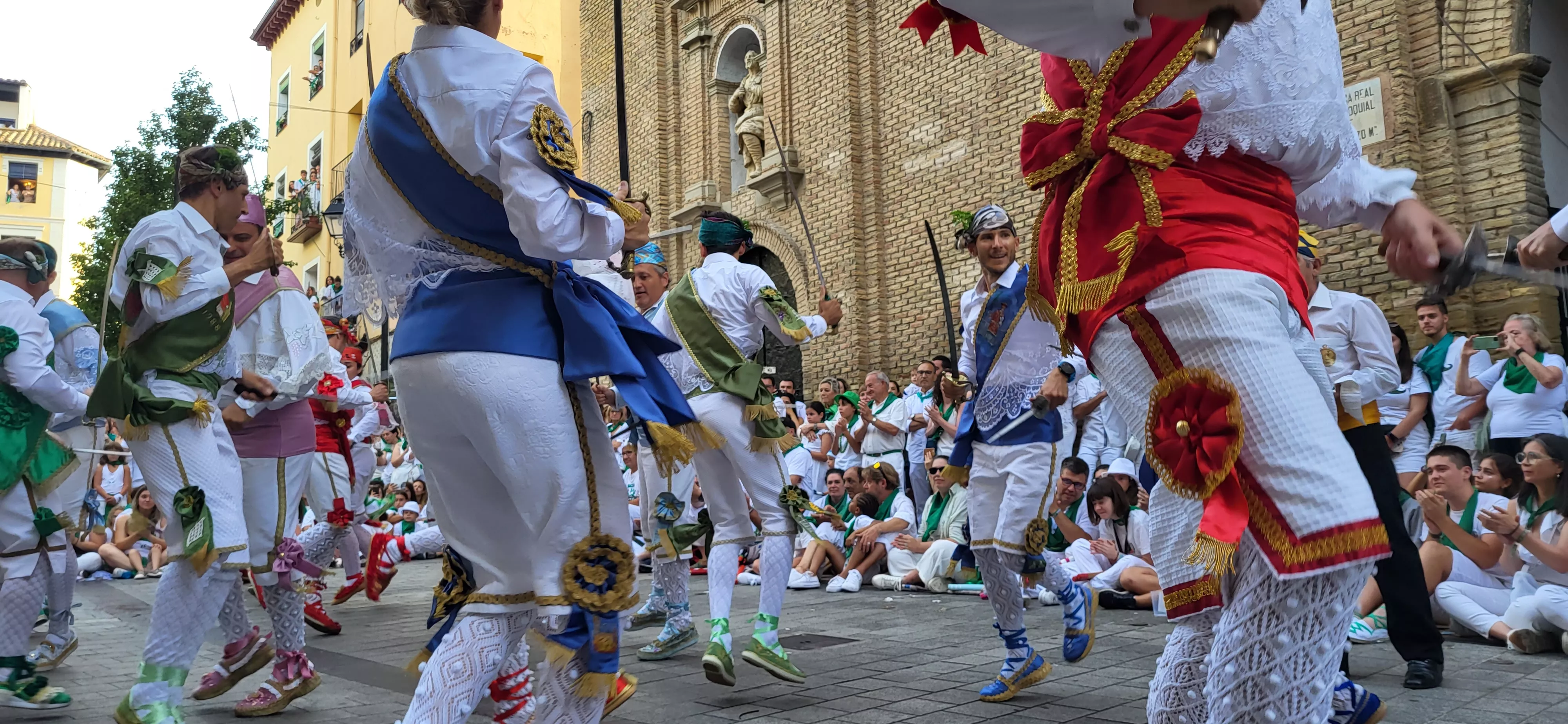 Primer baile de los Danzantes ante la basílica de San Lorenzo en 2023. Foto: Mercedes Manterola