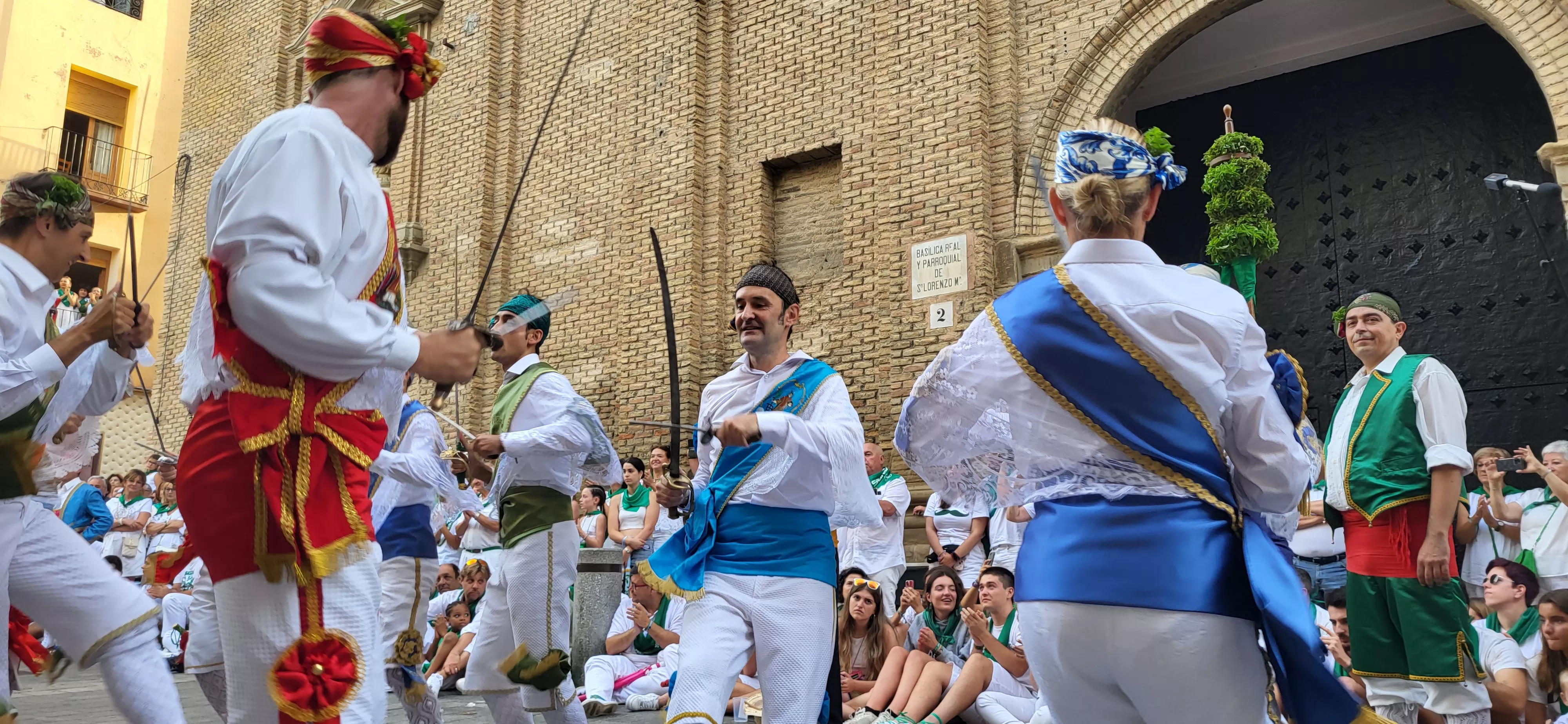 Primer baile de los Danzantes ante la basílica de San Lorenzo en 2023. Foto: Mercedes Manterola