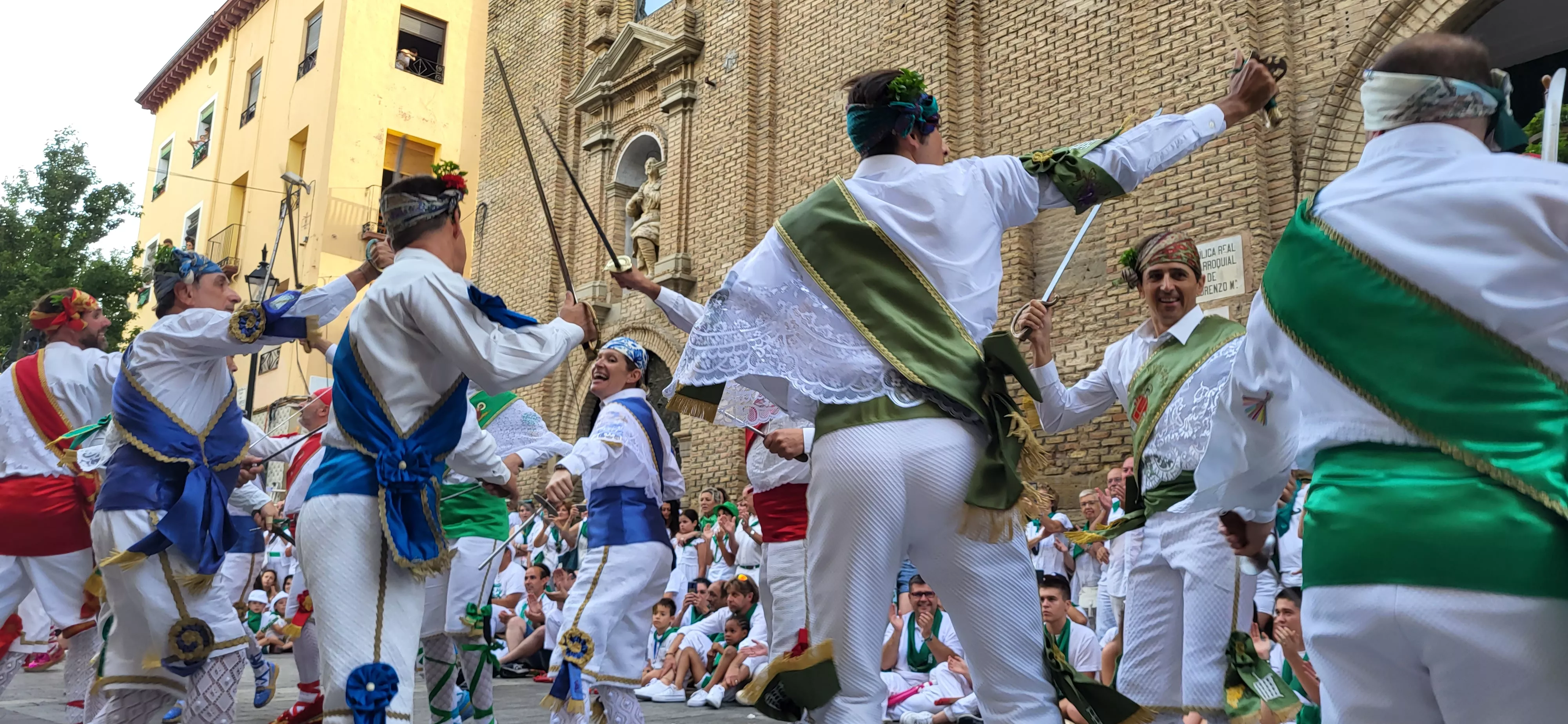 Primer baile de los Danzantes ante la basílica de San Lorenzo en 2023. Foto: Mercedes Manterola