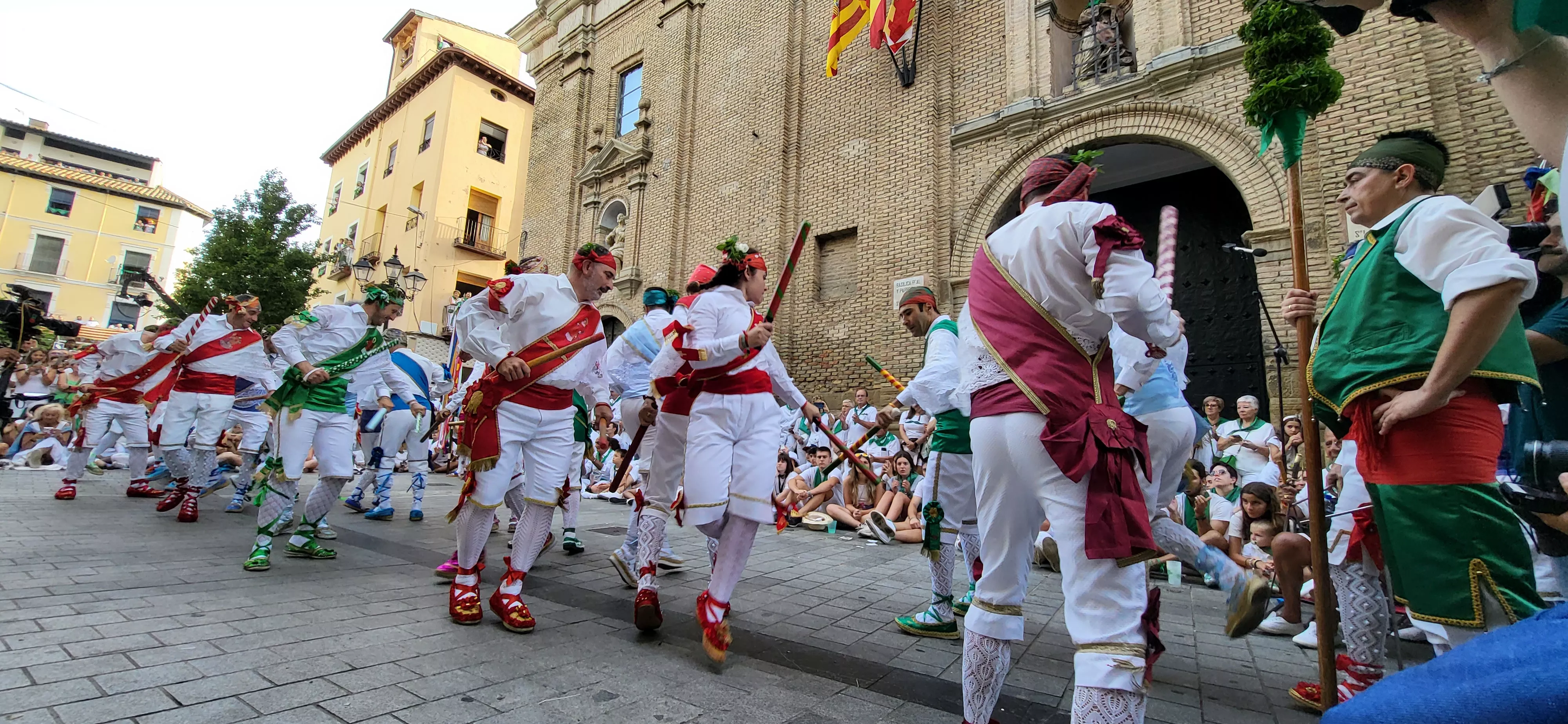 Primer baile de los Danzantes ante la basílica de San Lorenzo en 2023. Foto: Mercedes Manterola