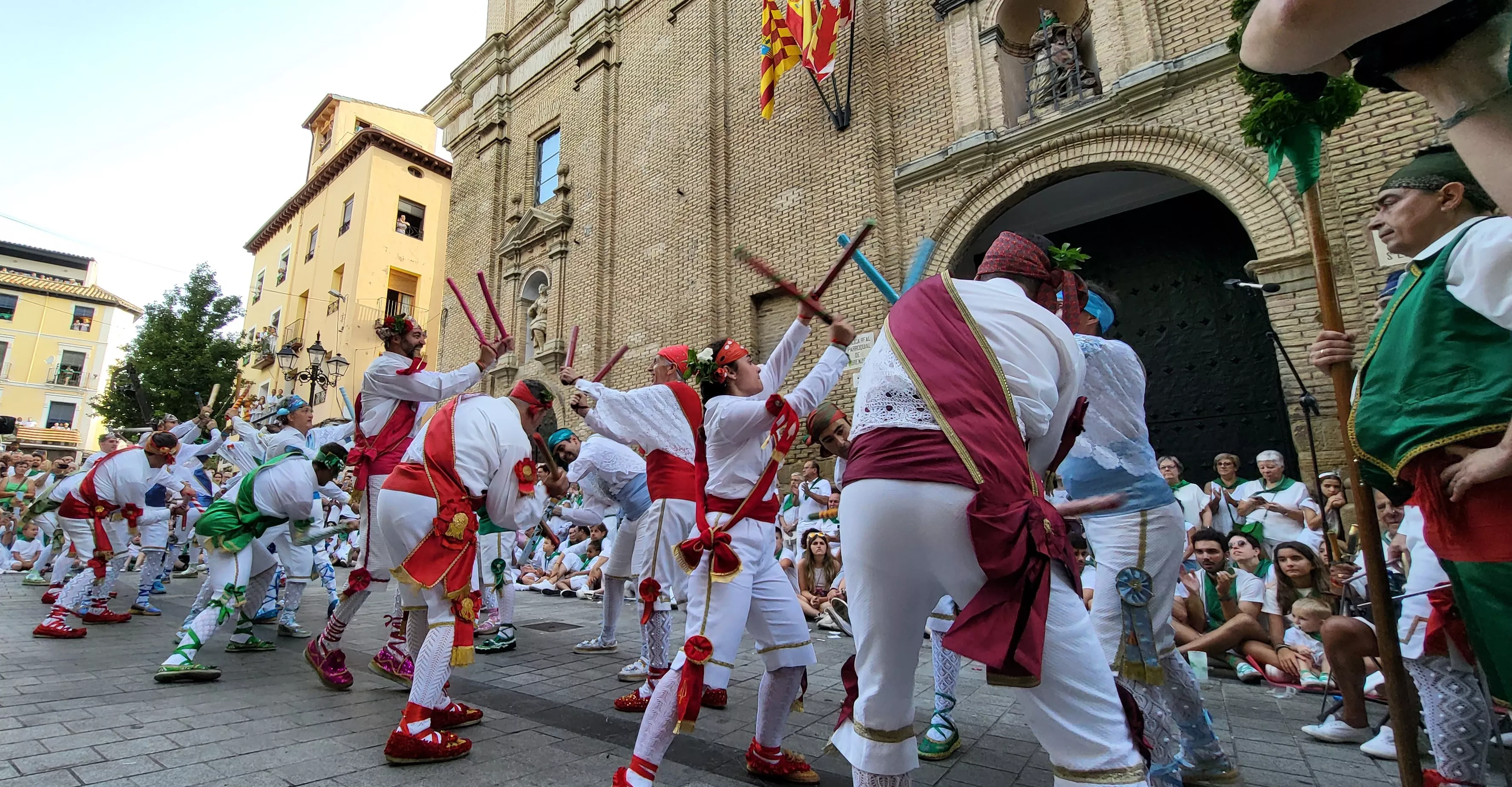 Primer baile de los Danzantes ante la basílica de San Lorenzo en 2023. Foto: Mercedes Manterola