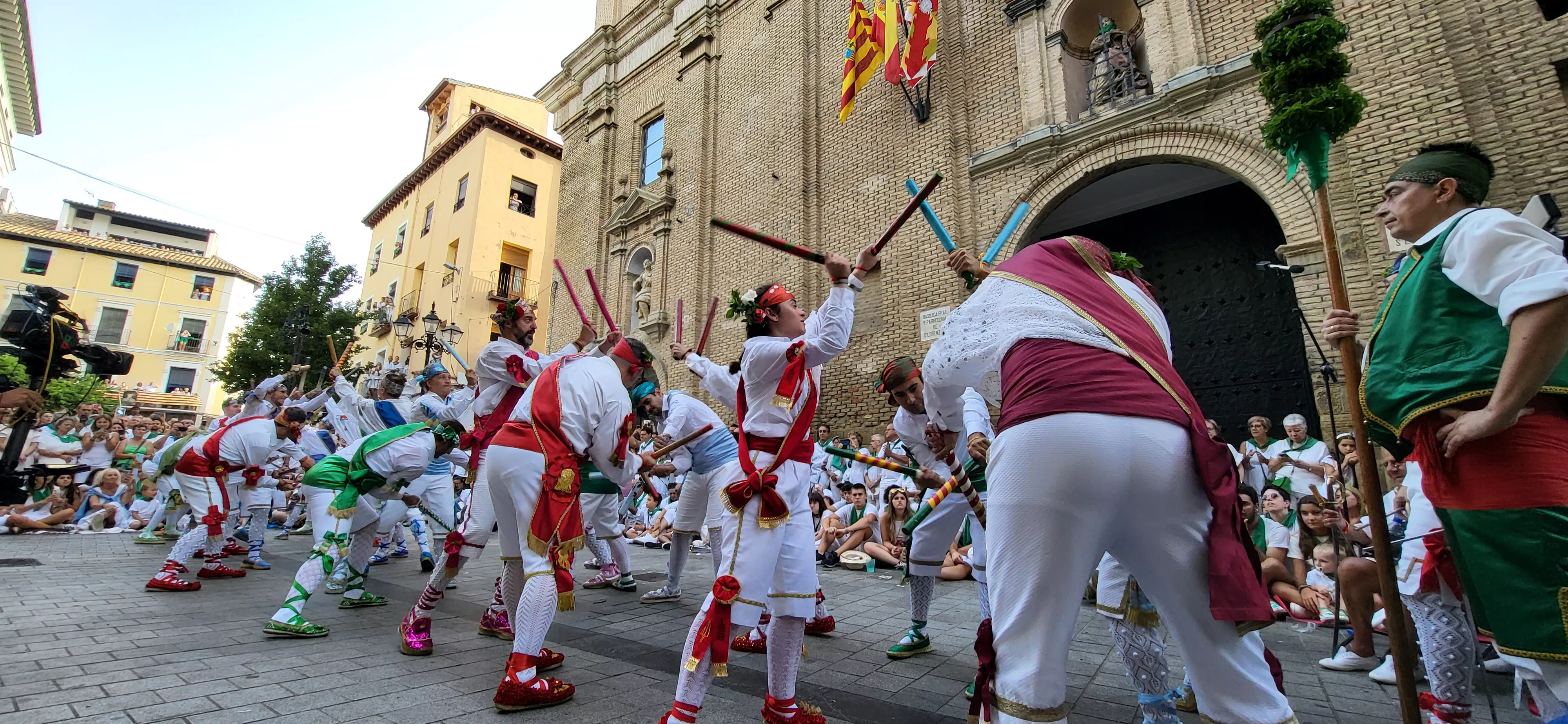 Primer baile de los Danzantes ante la basílica de San Lorenzo en 2023. Foto: Mercedes Manterola