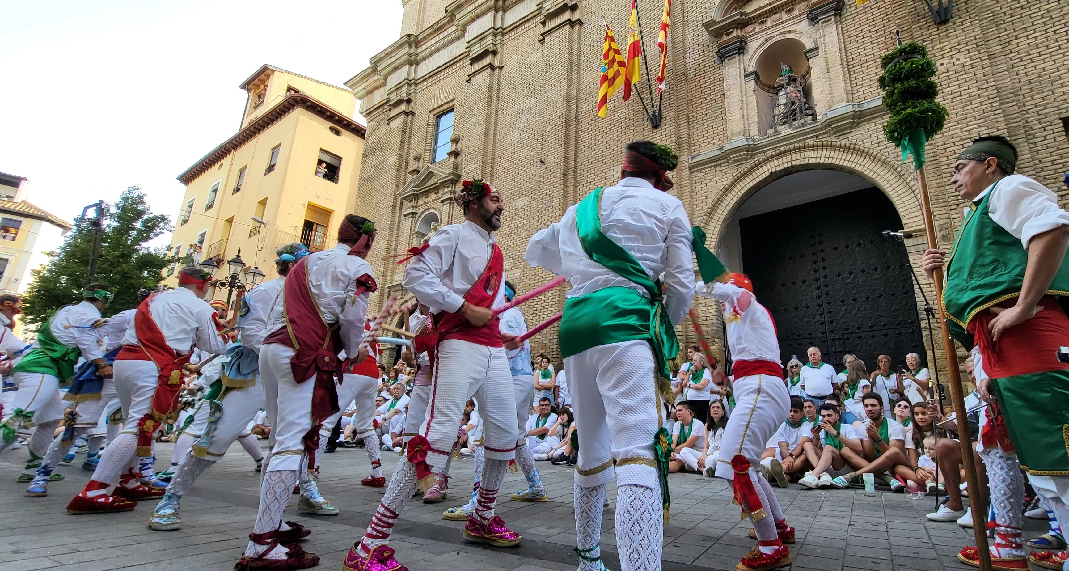 Primer baile de los Danzantes ante la basílica de San Lorenzo en 2023. Foto: Mercedes Manterola