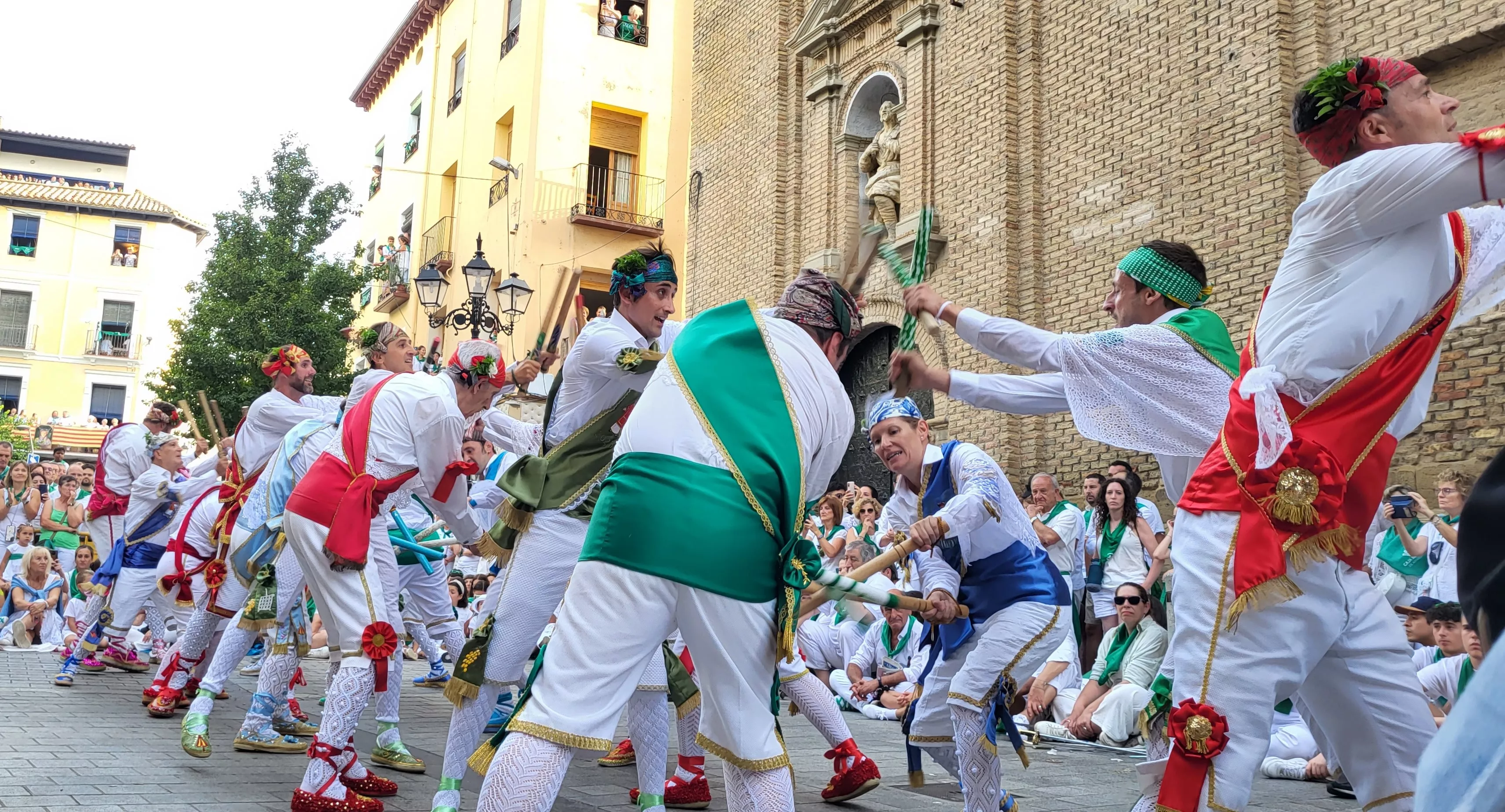 Primer baile de los Danzantes ante la basílica de San Lorenzo en 2023. Foto: Mercedes Manterola