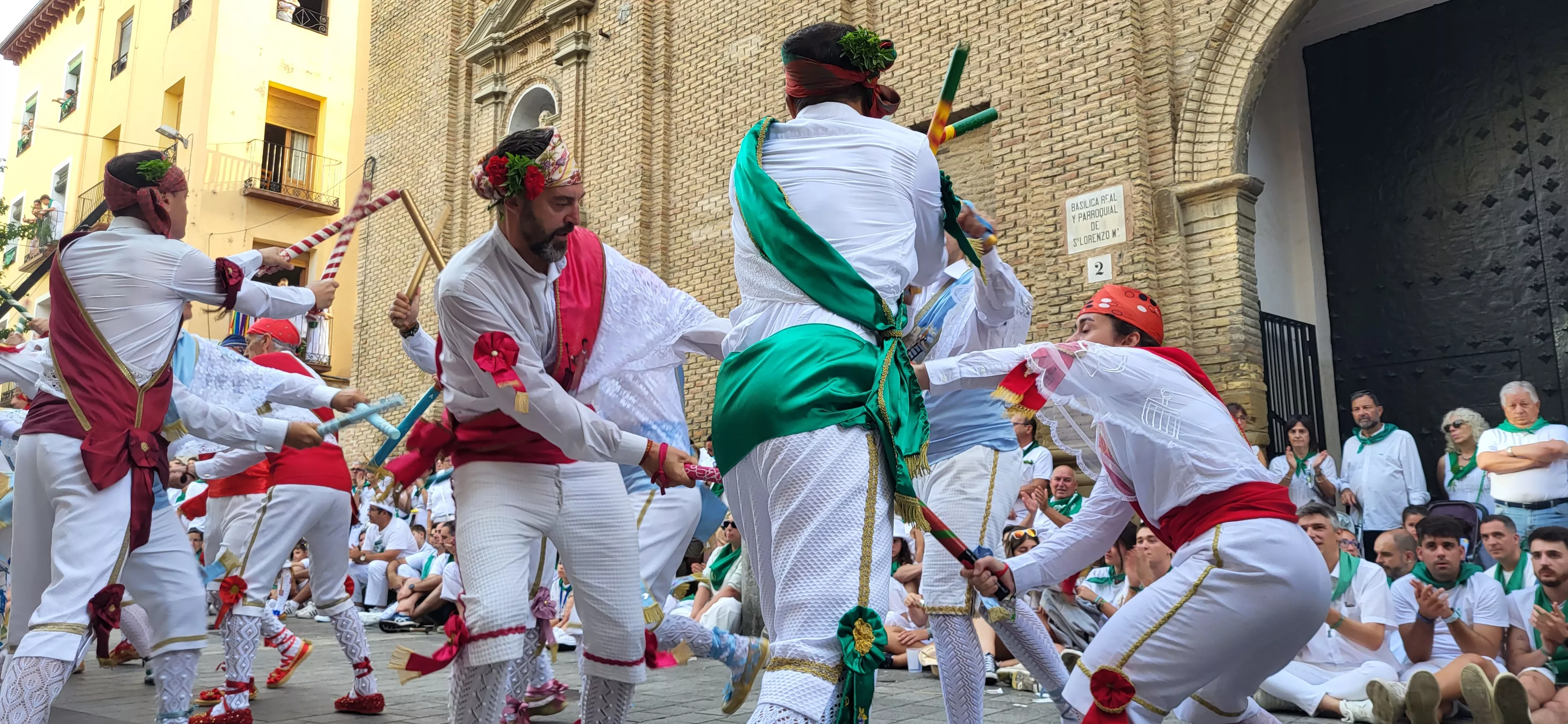 Primer baile de los Danzantes ante la basílica de San Lorenzo en 2023. Foto: Mercedes Manterola