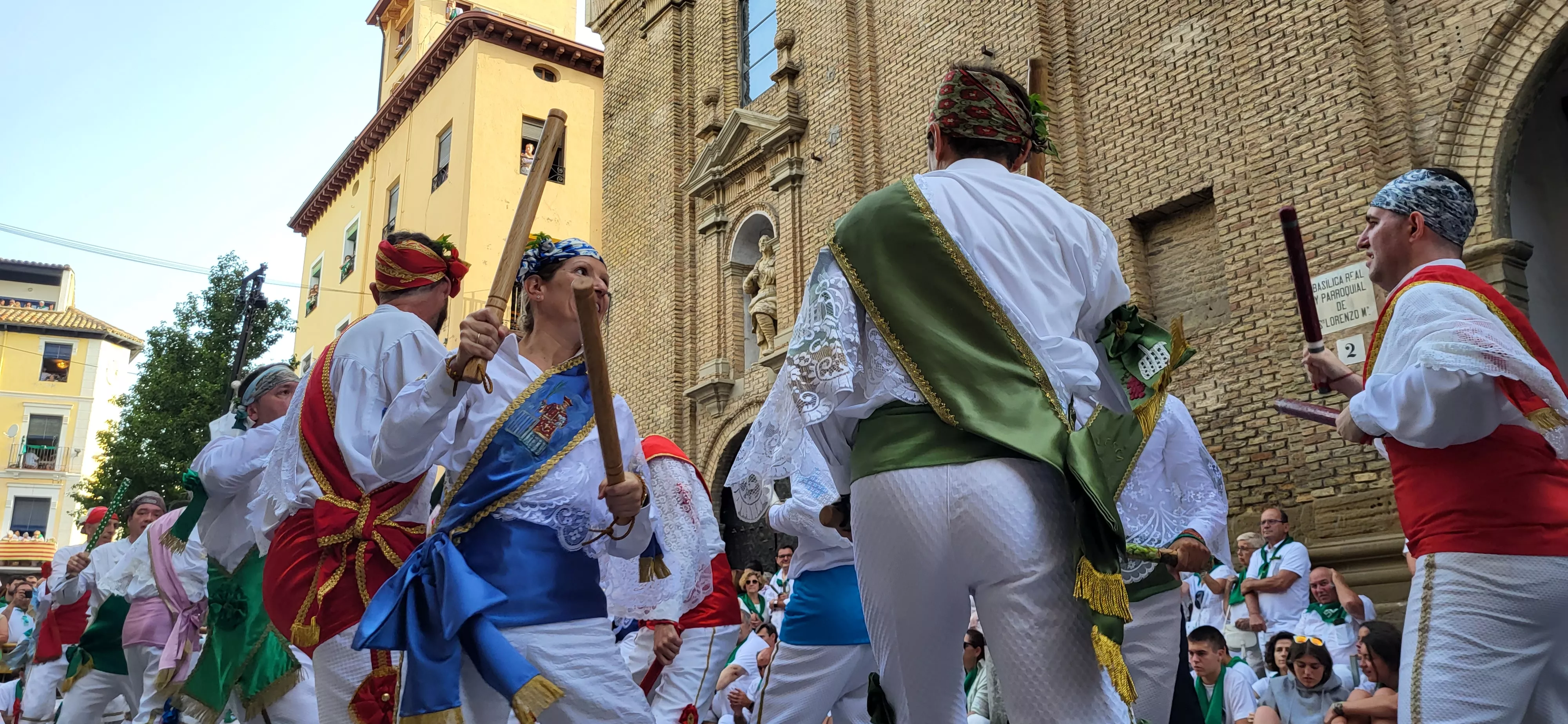 Primer baile de los Danzantes ante la basílica de San Lorenzo en 2023. Foto: Mercedes Manterola