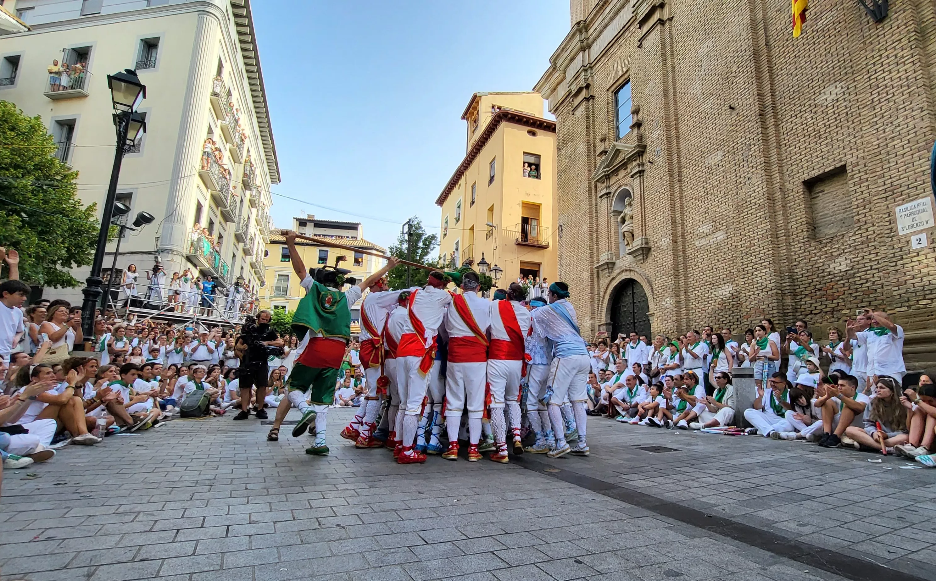 Primer baile de los Danzantes ante la basílica de San Lorenzo en 2023. Foto: Mercedes Manterola