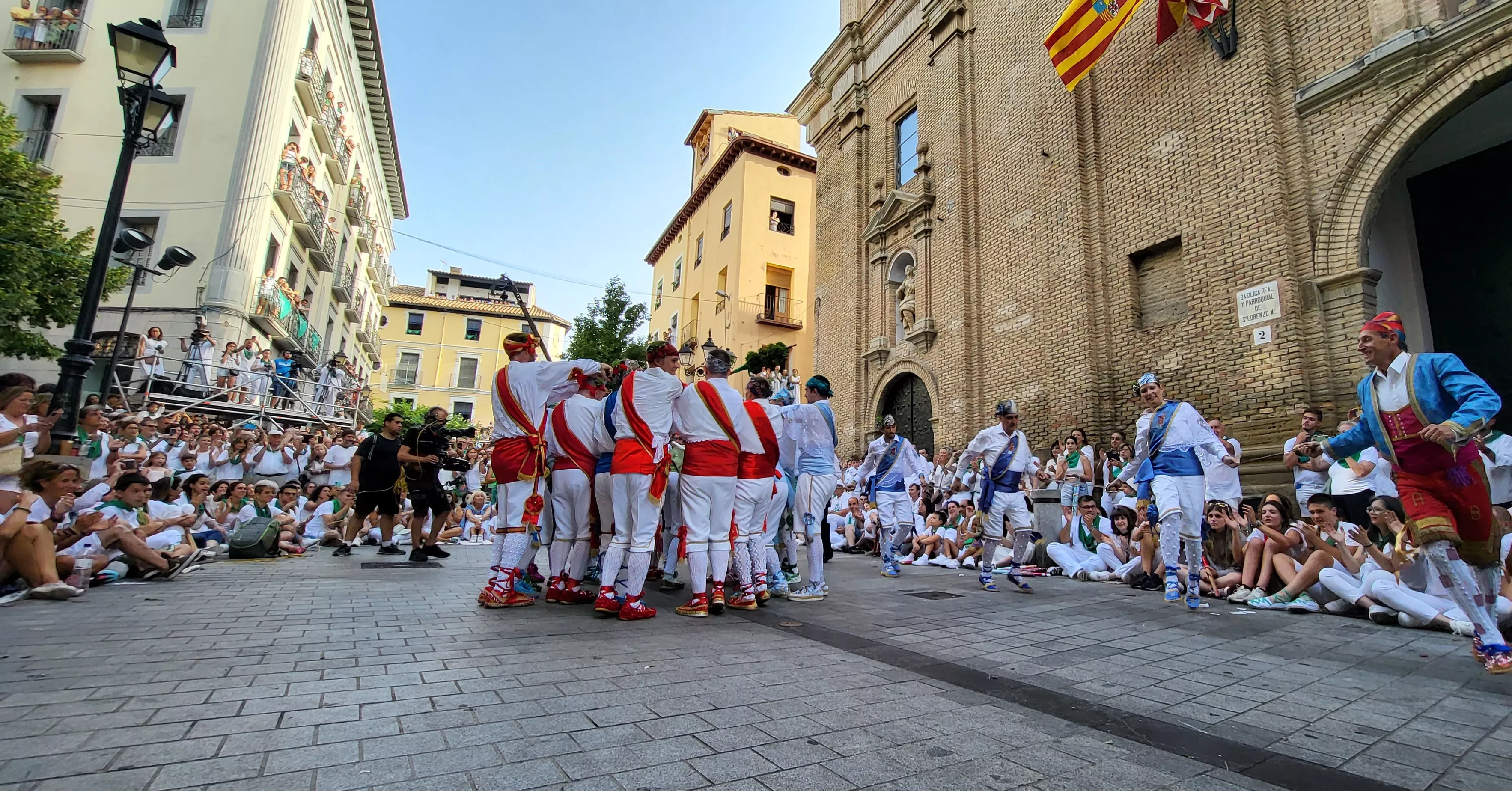 Primer baile de los Danzantes ante la basílica de San Lorenzo en 2023. Foto: Mercedes Manterola