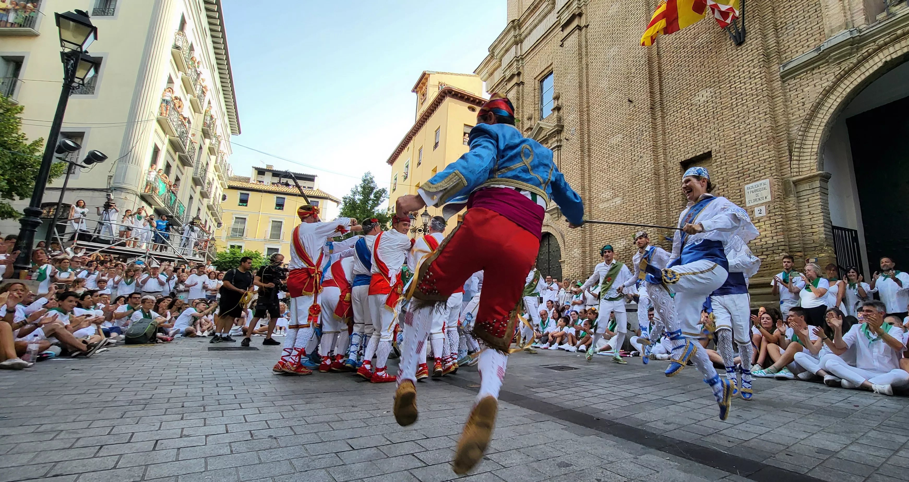 Primer baile de los Danzantes ante la basílica de San Lorenzo en 2023. Foto: Mercedes Manterola