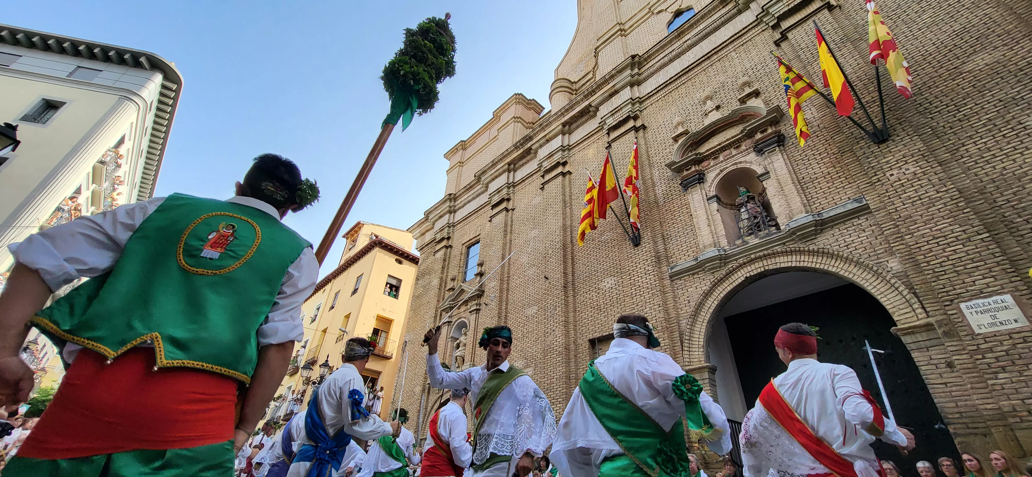 Primer baile de los Danzantes ante la basílica de San Lorenzo en 2023. Foto: Mercedes Manterola