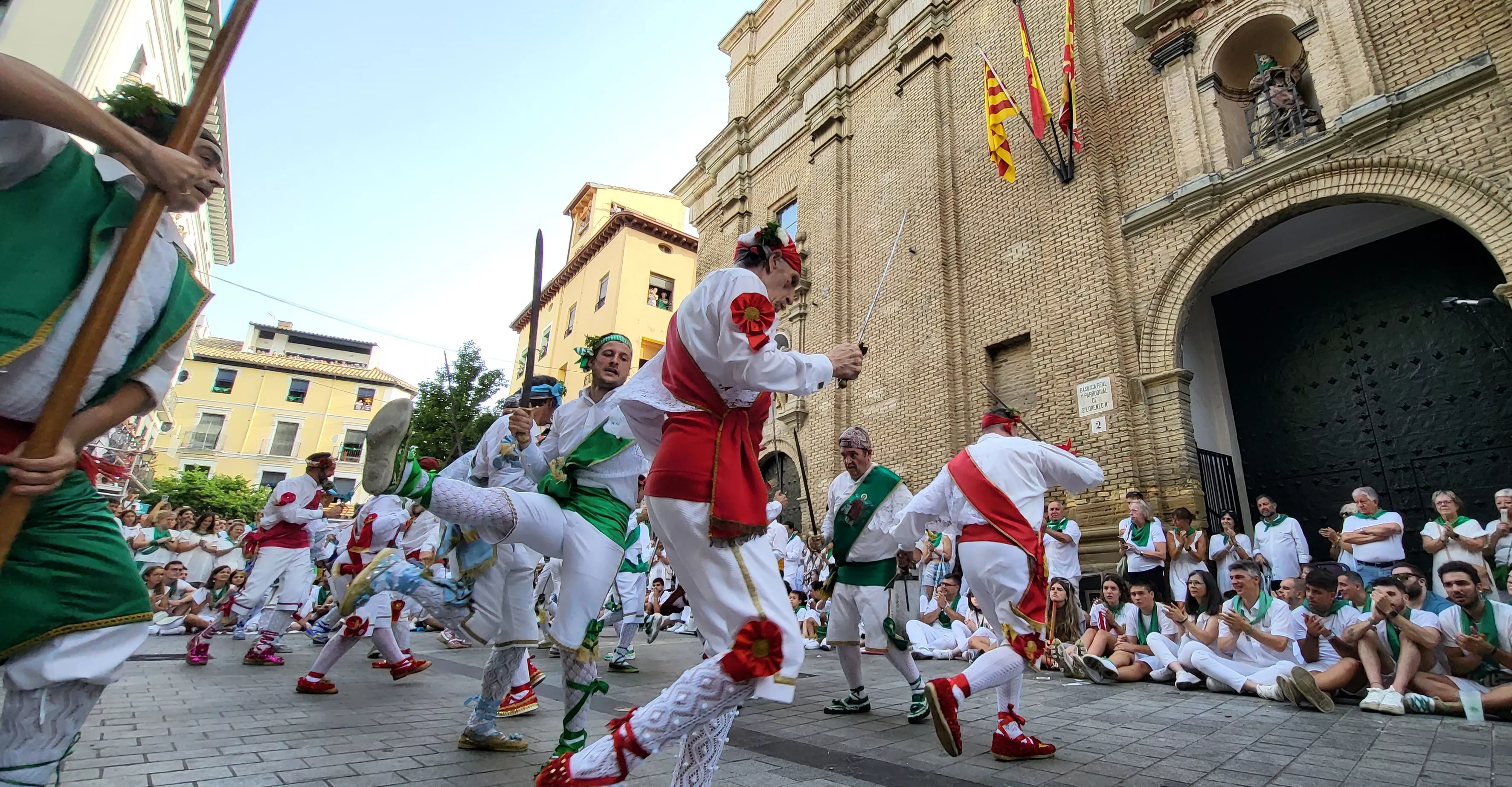 Primer baile de los Danzantes ante la basílica de San Lorenzo en 2023. Foto: Mercedes Manterola