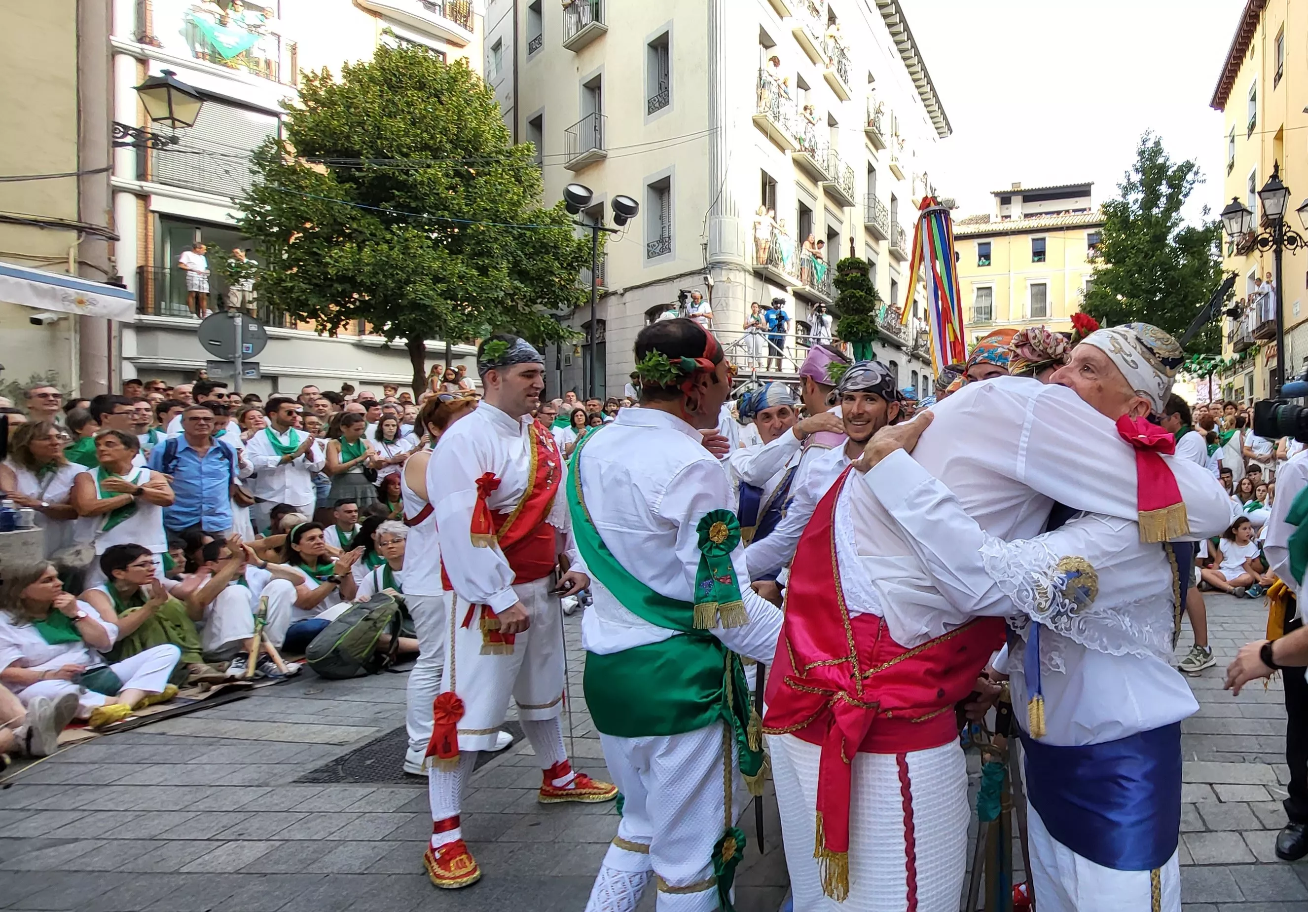 Primer baile de los Danzantes ante la basílica de San Lorenzo en 2023. Foto: Mercedes Manterola