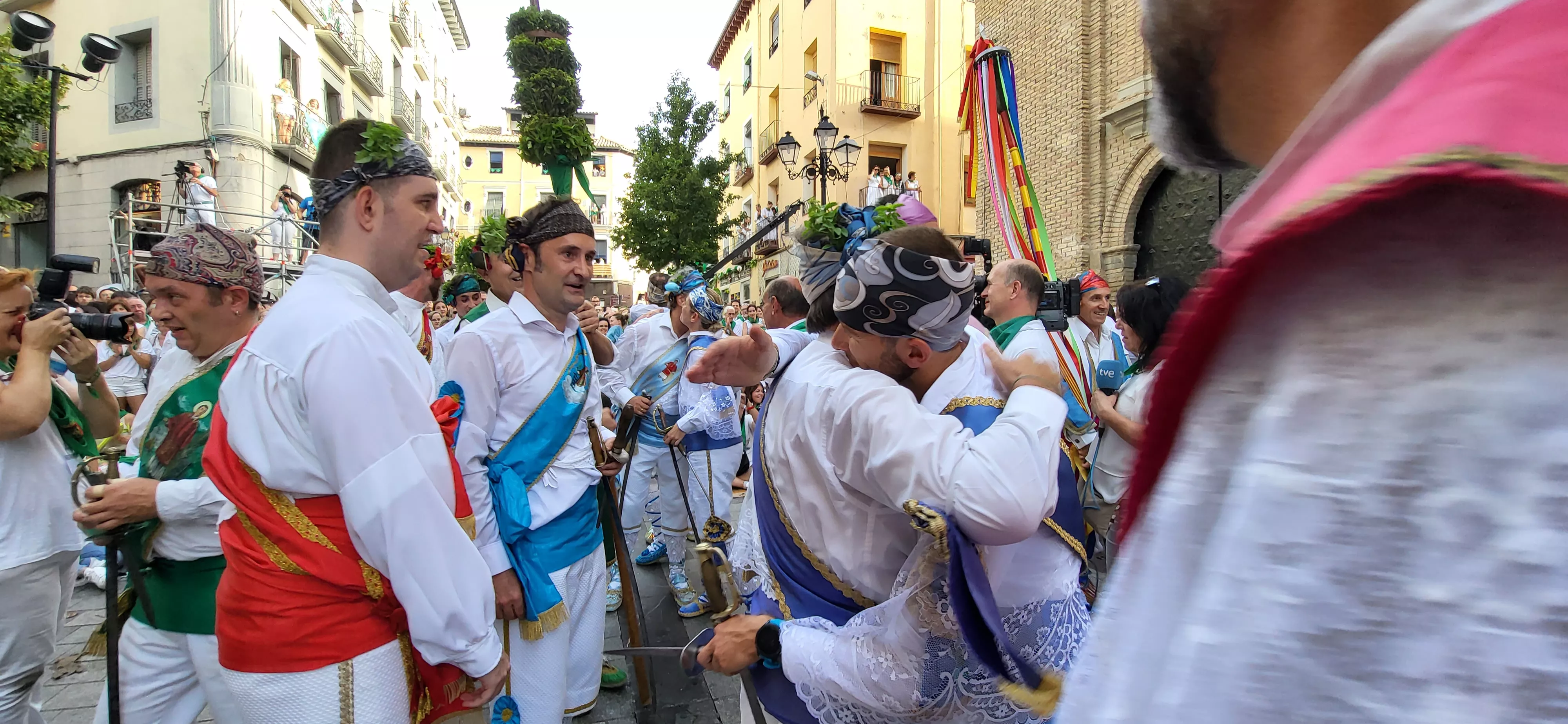 Primer baile de los Danzantes ante la basílica de San Lorenzo en 2023. Foto: Mercedes Manterola