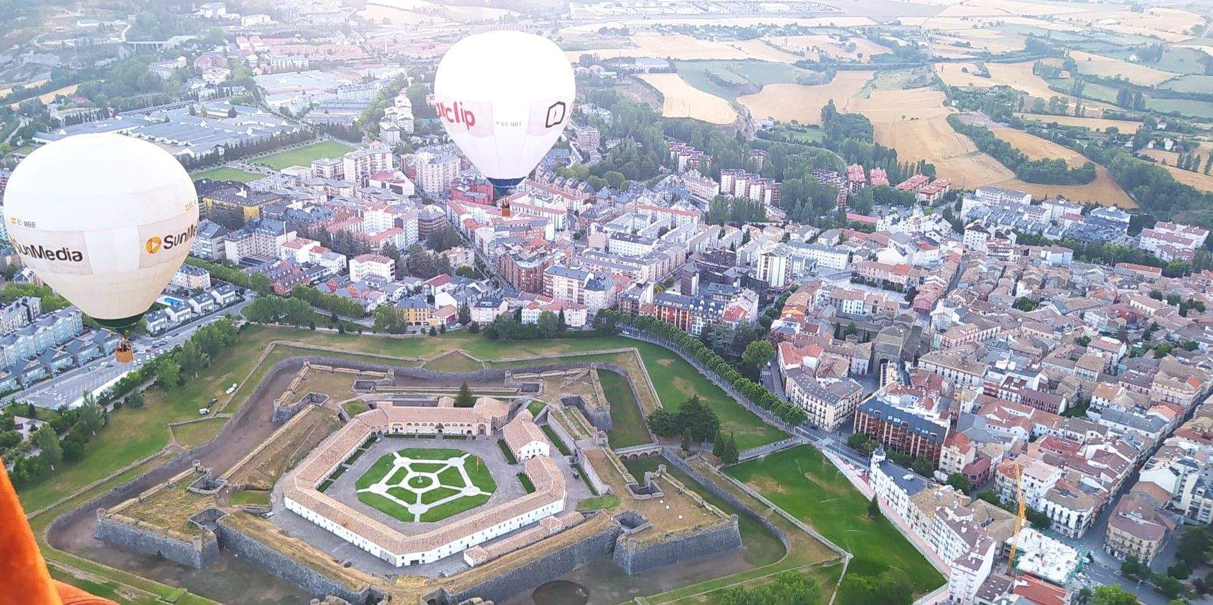 Ocho globos aerostáticos sobrevuelan Jaca durante tres días