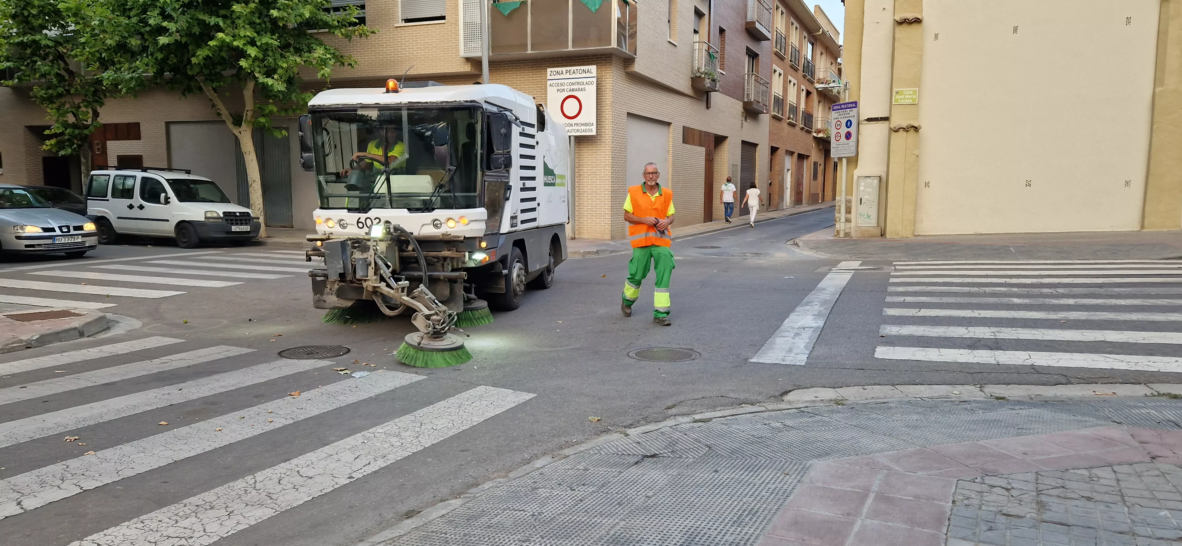 Limpiando la calles por la mañana. Foto Myriam Martínez