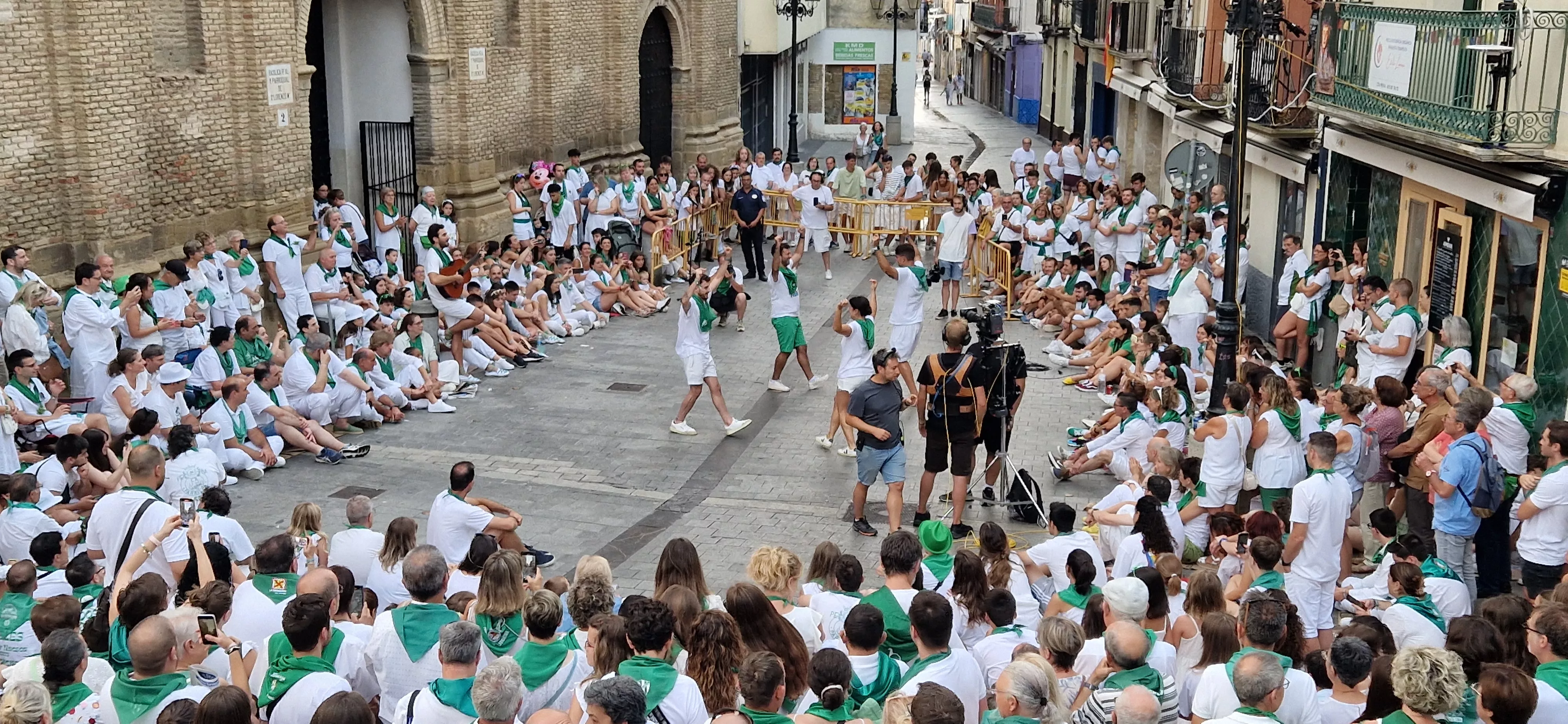 Los oscenses esperan a los Danzantes de Huesca. Foto Myriam Martínez