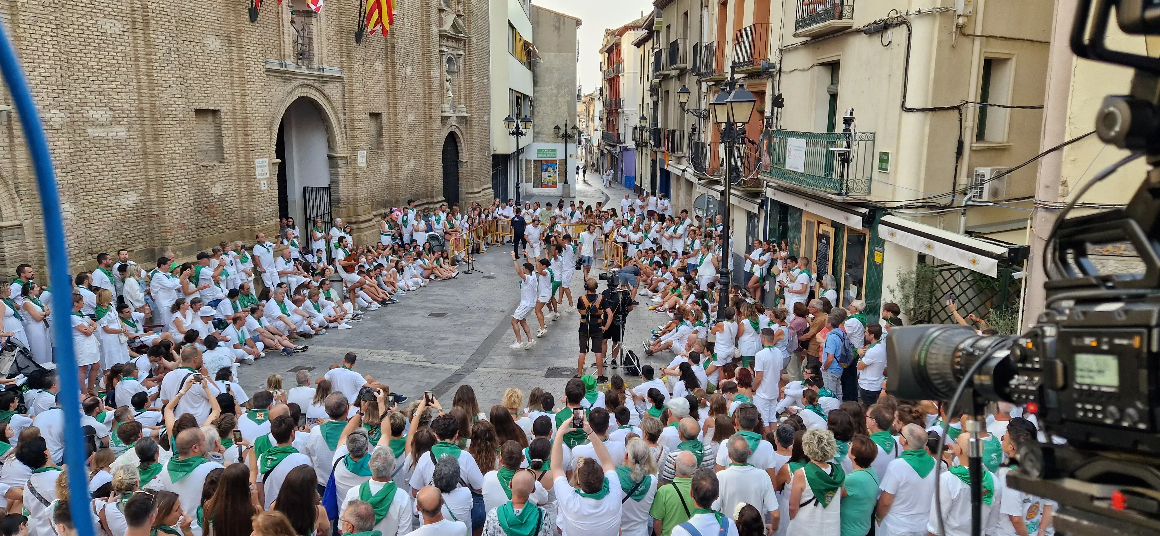 Los oscenses esperan a los Danzantes de Huesca. Foto Myriam Martínez