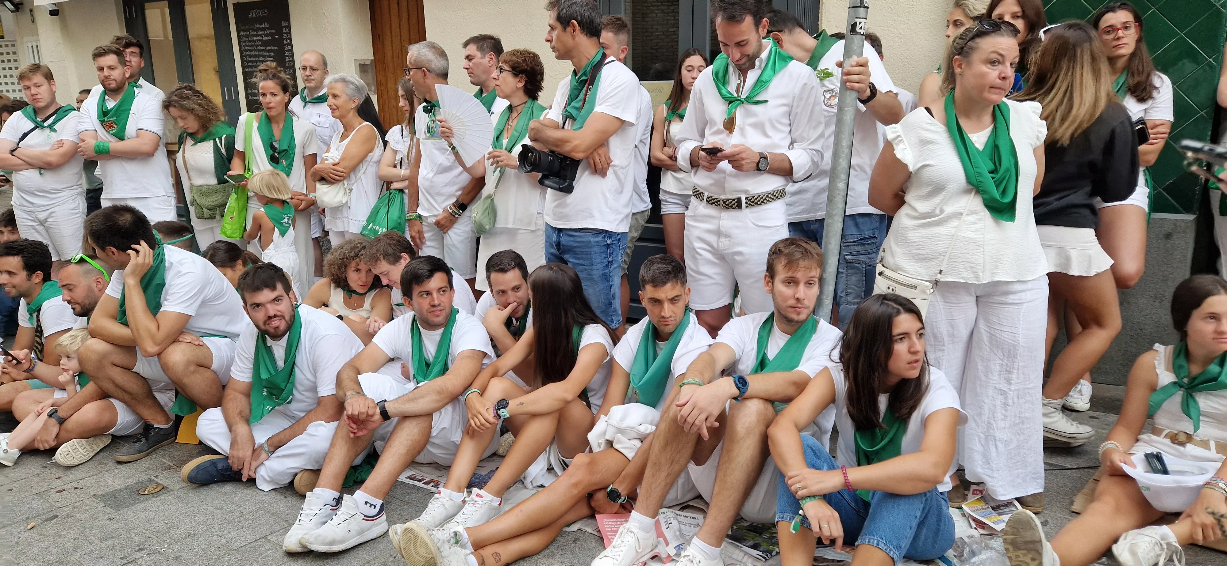 Los oscenses esperan a los Danzantes de Huesca. Foto Myriam Martínez