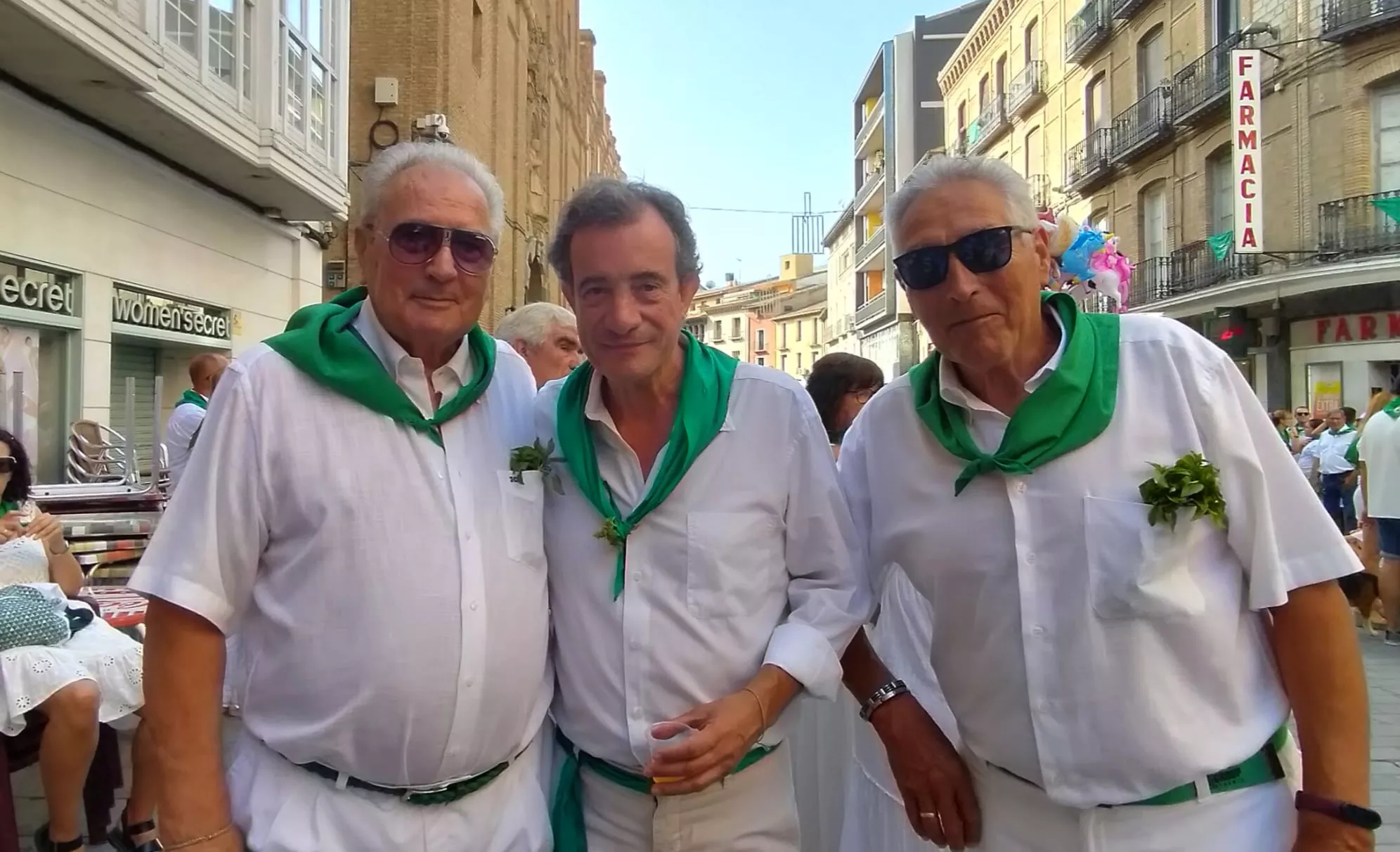 Los oscenses esperan la Procesión en el Coso Alto. Foto: María José Sampietro