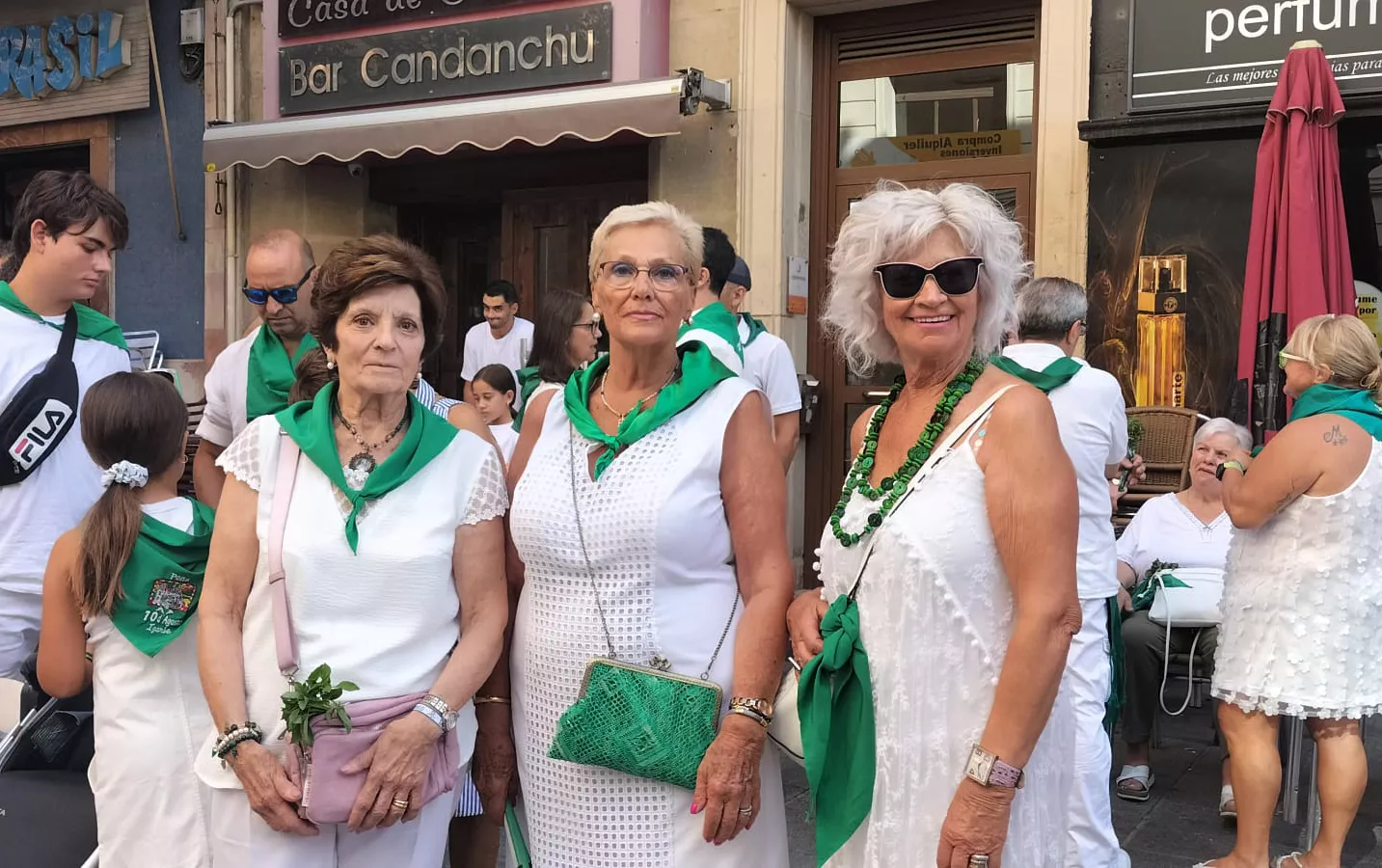 Los oscenses esperan la Procesión en el Coso Alto. Foto: María José Sampietro