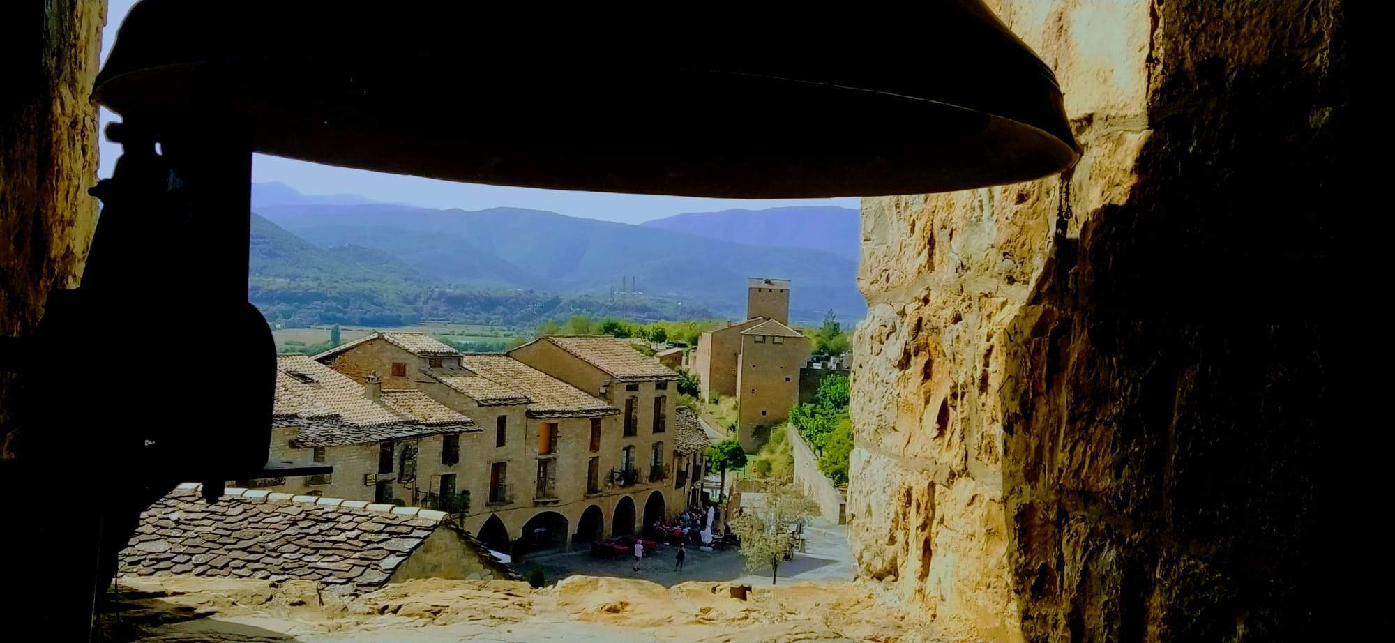 La Plaza Mayor de Aínsa, desde lo alto de la torre de la Colegiata de Santa María, conocida como Iglesia de la Asunción. Foto Joaquín Santafé 